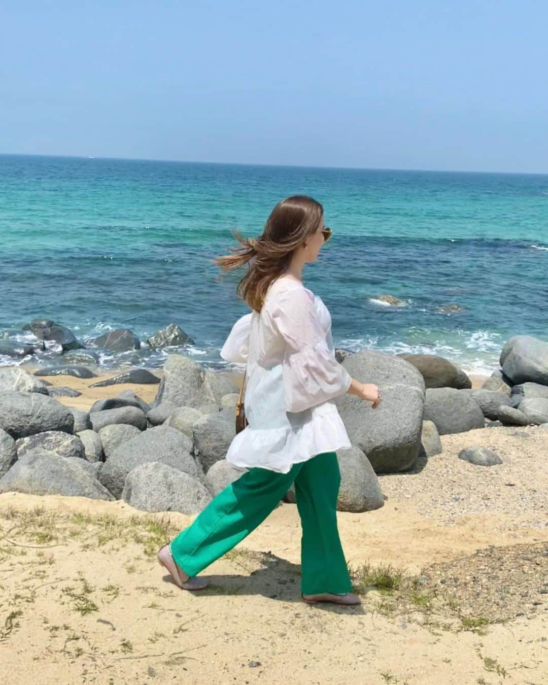 ドーキンズ英里奈さんのインスタグラム写真 - (ドーキンズ英里奈Instagram)「FUKUOKA Trip✈️  糸島の海  📍ヤシの木ブランコ その名の通りヤシの木のブランコが ズラーーっと並ぶ場所🌴  📍桜井二見ヶ浦 夫婦岩 青い海と白い鳥居のコントラストが美しい そこから観る夫婦岩も格別🪨🌊  二見ヶ浦のエリアは 無電柱化されたので景色が最高！ 海沿いにはカフェが沢山あるので 絶景カフェが楽しめるエリアです☕️  #糸島観光 #ヤシの木ブランコ #二見ヶ浦夫婦岩 #二見ヶ浦 #糸島スポット」4月23日 11時25分 - erinadawkins