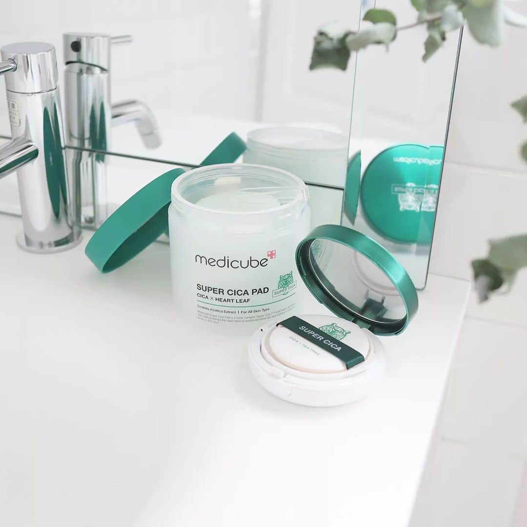Eri Satoのインスタグラム：「【medicube SUPER CICA🐯】 · シカコスメって聞いて パッと思いつくぐらいよく見かけるこの虎マーク🐯 @medicube_officialjapan の ☑スーパーシカパッド  ☑スーパーシカクッション  · シカパッドは特にお気に入り！ 私、朝は洗顔せず化粧水で拭き取る派なんだけど、 一枚一枚丁度いい大きさと化粧水の含み具合でとっても便利。 70枚入りなのでたっぷり使えます😌 荒れててもしみないし肌が落ち着く✨ · シカクッションはティーツリー配合で 肌荒れしてても使えるところが◎ メイクと鎮静ケアが同時に出来るの助かる🥺 マスクにもつきにくいよ🙌 · · #medicube#メディキューブ#スーパーシカパッド#スーパーシカクッション#鎮静ケア#シカコスメ#さとえりスタイリング」