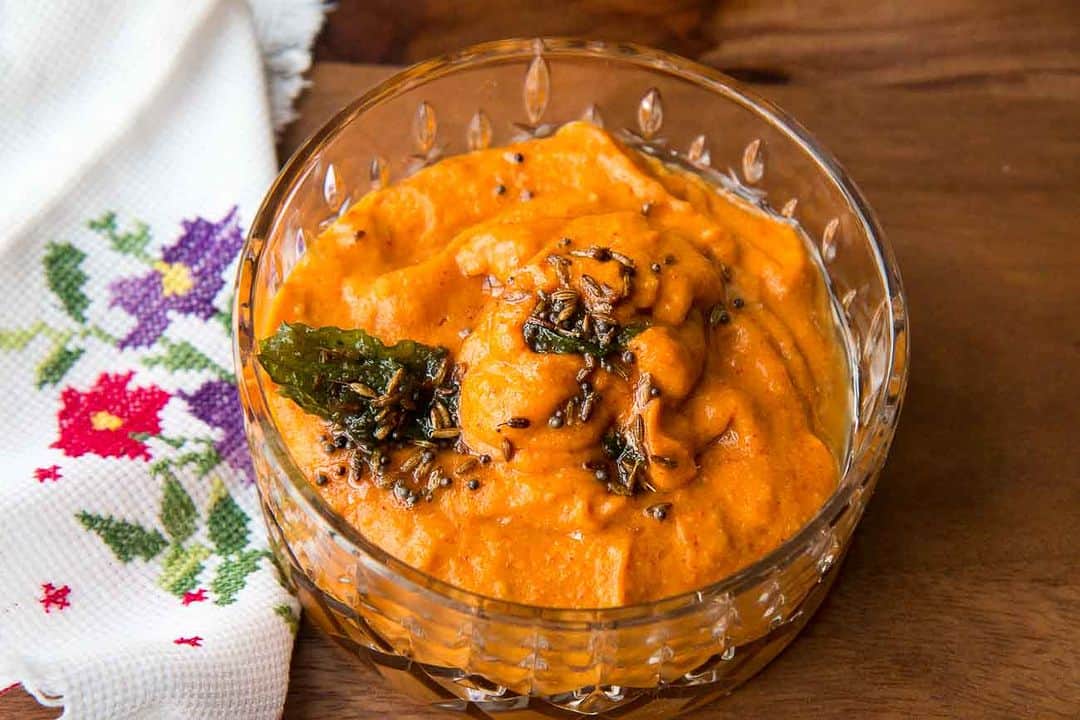 Archana's Kitchenのインスタグラム：「#mangorecipes   This Kanda Kairichi Chutney Recipe is a Sweet & Spicy chutney that is made from onions and raw mangoes. It makes a perfect accompaniment with bhakri, dosa, cheela, and even dhokla. Do try it out!  Ingredients 1 cup Mango (Raw), peeled and chopped 1 Onion, chopped 2 tablespoons Jaggery 3 tablespoons Roasted Peanuts 2 teaspoons Red Chilli powder  Salt, to taste For the tempering: 1 tablespoon Oil 1 teaspoon Mustard seeds (Rai/ Kadugu) 1 teaspoon Cumin seeds (Jeera) 1/4 teaspoon Asafoetida (thing)  👉To begin making Kanda Kairichi Chutney Recipe (Maharashtrian Onions & Raw Mango Chutney) first get all the ingredients handy. 👉In a mixer-jar combine, mangoes, onion, jaggery, groundnuts, salt and chilli powder, grind to a fine paste along with a little water.  👉In a tadka pan, heat a little oil on medium flame.  👉Add the mustard seeds and once they crackle, add the cumin seeds and allow to sizzle. 👉Take the tadka pan off the heat after cumin seeds sizzle and add hing and stir. 👉Pour this tempering over the Kanda Kairichi Chutney Recipe and mix well.  Find 1000+ such recipes on our app "Archana's Kitchen" or website www.archanaskitchen.com  #recipes #easyrecipes #breakfast #Indianbreakfast #archanaskitchen #healthylifestyle」