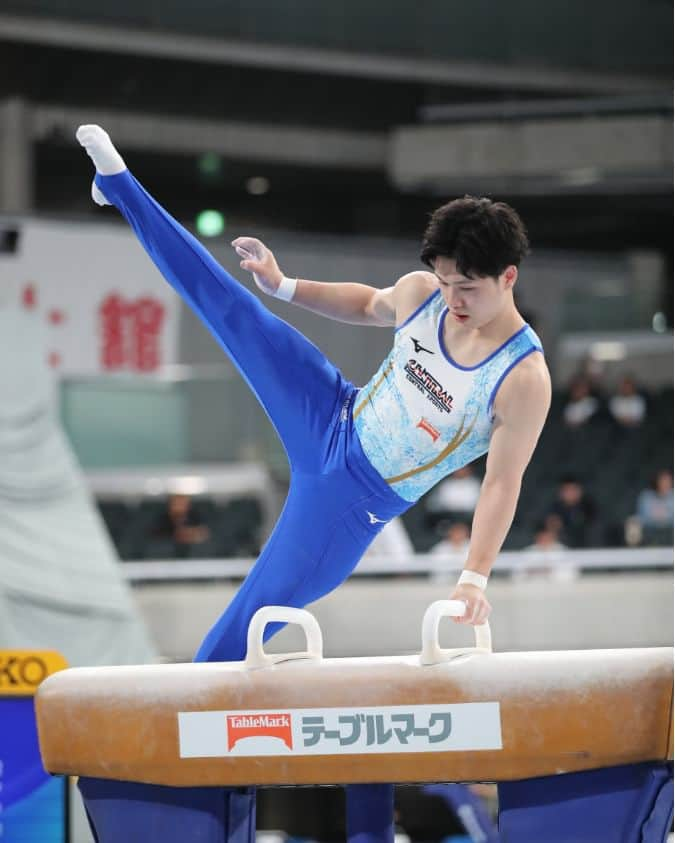 日本体操協会さんのインスタグラム写真 - (日本体操協会Instagram)「白熱した女子決勝に続いて、今日は #体操天皇杯 #第77回全日本体操個人総合選手権 の男子決勝競技です！  予選トップの #三輪哲平 選手（セントラルスポーツ）が逃げ切るのか。それとも #橋本大輝 選手（順天堂大学）が逆転で3連覇達成するのか。はたまた #萱和磨 選手（セントラルスポーツ）が大逆転を果たすのか。 競技は11時52分からスタート！ #NHK BS1 と 総合 にて生中継です！ 4月23日（日）男子決勝【BS1】11:40～13:05 →【総合】13:05～15:00  LIVEリザルトはこちらからご覧になれます！ https://seikosportslink.com/gyga/201/?i=20008340  スタートリストはこちら！ https://www.jpn-gym.or.jp/artistic/event/39888/  男子決勝も、ぜひ会場で選手たちに皆さんの声援を届けてください！ http://jga.pia.j  会場での当日販売チケット、会場での大会プログラム購入は現金のみの取り扱いになりますのでご注意ください！ 応援、よろしくお願いします！ #ガンバ #JGA #artisticgymnastics」4月23日 11時30分 - gymnasticsjapan