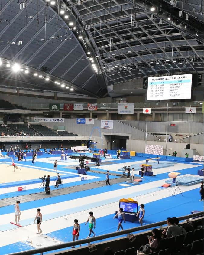 日本体操協会さんのインスタグラム写真 - (日本体操協会Instagram)「白熱した女子決勝に続いて、今日は #体操天皇杯 #第77回全日本体操個人総合選手権 の男子決勝競技です！  予選トップの #三輪哲平 選手（セントラルスポーツ）が逃げ切るのか。それとも #橋本大輝 選手（順天堂大学）が逆転で3連覇達成するのか。はたまた #萱和磨 選手（セントラルスポーツ）が大逆転を果たすのか。 競技は11時52分からスタート！ #NHK BS1 と 総合 にて生中継です！ 4月23日（日）男子決勝【BS1】11:40～13:05 →【総合】13:05～15:00  LIVEリザルトはこちらからご覧になれます！ https://seikosportslink.com/gyga/201/?i=20008340  スタートリストはこちら！ https://www.jpn-gym.or.jp/artistic/event/39888/  男子決勝も、ぜひ会場で選手たちに皆さんの声援を届けてください！ http://jga.pia.j  会場での当日販売チケット、会場での大会プログラム購入は現金のみの取り扱いになりますのでご注意ください！ 応援、よろしくお願いします！ #ガンバ #JGA #artisticgymnastics」4月23日 11時30分 - gymnasticsjapan