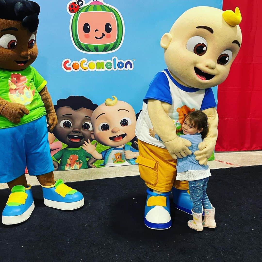 メーガン・デュアメルさんのインスタグラム写真 - (メーガン・デュアメルInstagram)「When you meet one of your heroes 😍  Zoey loved meeting JJ and Cody today at the Burlington Home Show. The only music she listens to is @cocomelon_official so she thinks every song is a legit Coco song 🤣🤷‍♀️ (swipe to see the last slide). Down by the bay is definitely not a Cocomelon original.   #cocomelon #cocomelonjj #cocomeloncody #burlingtonhomeshow #meetingyourheros」4月23日 11時41分 - meaganduhamel