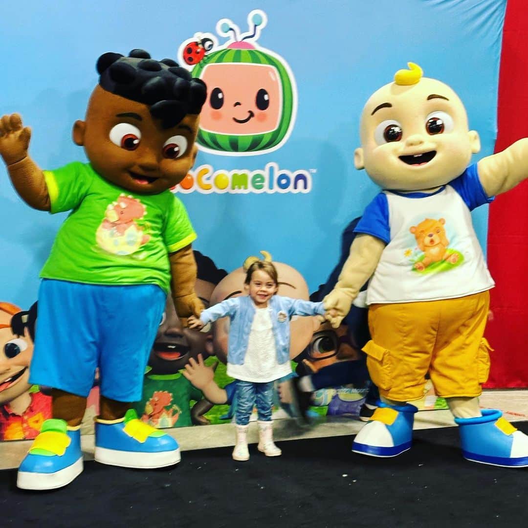 メーガン・デュアメルのインスタグラム：「When you meet one of your heroes 😍  Zoey loved meeting JJ and Cody today at the Burlington Home Show. The only music she listens to is @cocomelon_official so she thinks every song is a legit Coco song 🤣🤷‍♀️ (swipe to see the last slide). Down by the bay is definitely not a Cocomelon original.   #cocomelon #cocomelonjj #cocomeloncody #burlingtonhomeshow #meetingyourheros」