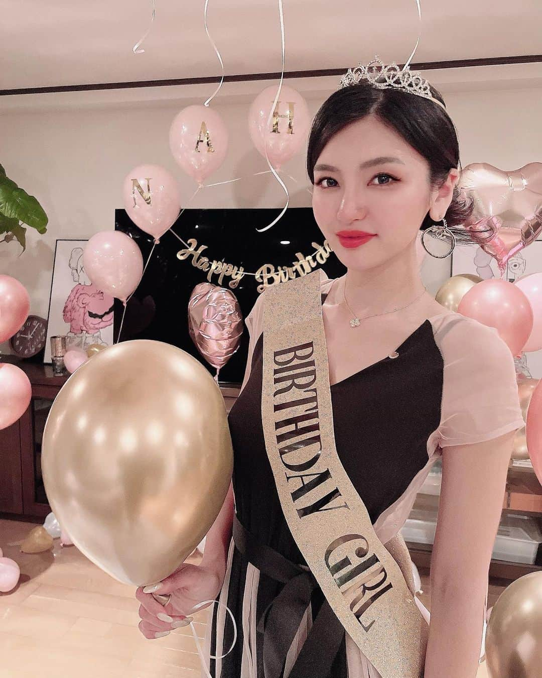 奈保のインスタグラム：「サプライズ😢🤍👑 . . . #誕生日#birthday#birthdaygirl」