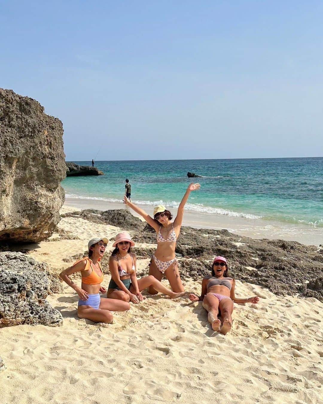 小竹麻理のインスタグラム：「MIYAKO trip🧡🤍 本当に楽し過ぎて、毎日写真見返してる🤭💕  毎日可愛い水着いっぱい着れて幸せだった〜🫶🏻 @alexiastam_official  夏始まったね👙今年もいろんなところに行きたい〜！🛩🍧🌈 #宮古島」