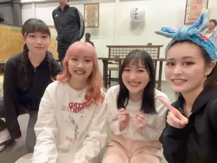 のインスタグラム：「舞台『CHICACO』本番前、変なオっちゃんが、後でちょろちょろしてる #CHICACO2023」