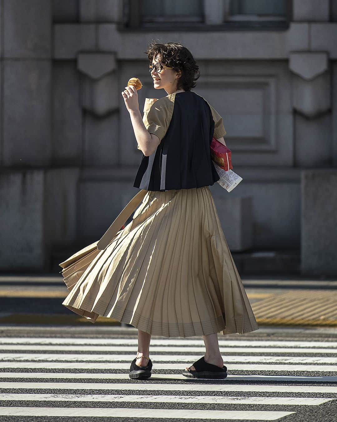 FUDGEのインスタグラム：「‣ ‣ ‣《 パンを買いに🥖 》 the sacai fan is buying bread again. おはよう。とびっきりの笑顔を振りまいて、今日も彼女はパンを買いに行く。 おいしいパンと、#サカイ のコレクションではじまる1日は、とびきり輝いているのです。  - - - - - - - - - - - - - - - - - - - - - - - - - - ◇STYLE. 01 “COTTON GABARDINE SKIRT” クロワッサンをかじりながら、細やかなプリーツを翻してご機嫌。 トレンチコートのディテールを配したプルオーバーとスカートを着て歩く姿は、まるで映画のワンシーンみたいじゃない？  ✔︎#プルオーバー、#スカート、#サンダル 〰︎sacai @sacaiofficial  - - - - - - - - - - - - - - - - - - - - - - - - - - ◇STYLE. 02 “COTTON POPLIN ×COTTON KNIT DRESS” 物事にはたいてい表裏がある。 バケットでいえばクープの入っている側が表で、つるんとしたほうが裏。 このドレスはニット側が表で、コットンポプリン側は裏……じゃなくて後ろね。  ✔︎#ドレス、#ブーツ 〰︎sacai @sacaiofficial  - - - - - - - - - - - - - - - - - - - - - - - - - - ◇STYLE. 03 “DENIM DRESS” 不機嫌です。お気に入りのブーランジェリーが定休日ということを忘れていたのです。 デニムジャケットとスカートがくっついたドレスがかわいいから、すぐに機嫌は直るけどね。  ✔︎デニムドレス 〰︎sacai @sacaiofficial  - - - - - - - - - - - - - - - - - - - - - - - - - - ◇STYLE. 04 “THOMAS MASON ×SUITING DRESS” ご機嫌です。 英国のシャツ生地メーカー #トーマスメイソン のファブリックを用いたユニークなドレスに身を包み、ボリュームブーツで歩く街は、いつになく輝いて見えるのです。  ✔︎#ドレス、#ブーツ 〰︎sacai @sacaiofficial  - - - - - - - - - - - - - - - 『FUDGE』2023年5月号は『 GOOD STYLE 150 春はデニムが気分です 』特集📖✨ むくむとやる気がみなぎる今日この頃。ふとお洒落がマンネリになっているのではないかと思案する。 そうだ！柄物に挑戦してみよう。デニムと一緒なら簡単に可愛くできるはず。  全国の書店、コンビニ、webで人気販売中です！◎ ぜひ最新号をゲットして @fudge_magazine をタグ付けしてくださいね！  《FUDGEの他のアカウントも更新中》 ⌎men'sFUDGE @mensfudge ⌎snap @fudge_snap ⌎online store @fudge_online_store ⌎friend @fudge_friend ⌎coffee @fudge_coffee   #ファッジ #fudge_magazine #ファッション誌 #洋服好きな人と繋がりたい #服好き #おしゃれ女子 #おしゃれ好き #お洒落好き #お洒落女子  #トレンチコート #デニム #春コーデ #sacai」