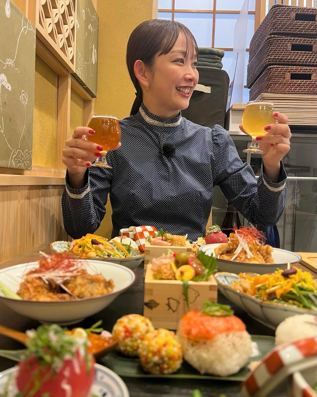 中上真亜子のインスタグラム：「このあと13:57からは🫶 RKB日曜もタダイマ！で こないだの京都旅と そして能古島でのドライブ旅がオンエアだよ🍺  これは京都のおばんざいのお店で 京都のクラフトビールの飲み比べをする直前😮 両手に華🫶！  清水寺も美しかったなあ💭  今日は1時間半のSPなので お家に居る方は観てくれたら嬉しいです☺️🍺  #バーベキューの肉焼き過ぎだろ」