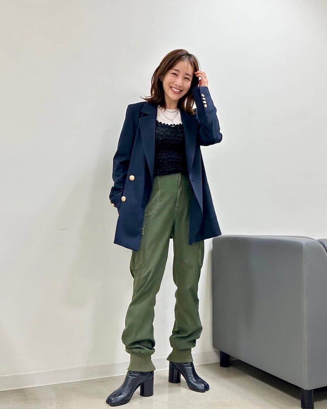 あなたがしてくれなくてものインスタグラム：「GINGER 副編集長 新名楓の 「KAEDE’s STYLE」✨  ２話で着用しているのはコチラ 詳しくはタグをチェック！  Twitterではオフショットを公開❕  #あなたがしてくれなくても #田中みな実   ドラマの第１、２話は  #TVer で無料配信中です📺 https://tver.jp/episodes/ep3nf9j2io ________________________  ●1,2p jacket : @cadune_official bustier : @lily_brown_official tops : @leurlogetteofficial pants : @doublestandard_official boots : @maisonmargiela jewelry : @hirotakajewelry 　　　　  @mariablackjp   ●3p cardigan , pants : @akte_official roomshoes : @givenchy  ●4,5p coat : @loulouwilloughby_official jacket : @anayi_official knit : @cadune_official pants : @lily_brown_official shoes : @malonesouliers bag : @stellamccartney jewelry : @mayu_accessories 　　　　  @mariha_official  ●6p coat : @adeam glasses : @oliverpeoples  ●7p coat , blouse , skirt : @patou shoes : @gianvitorossi jewelry : @hirotakajewelry  ________________________」