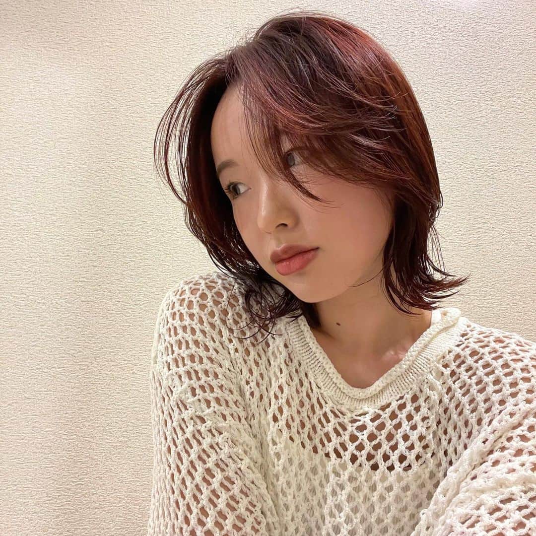 ナカヤマユキコのインスタグラム：「.   new hair🌹     産後初のカットとカラー😭👏🏻4ヶ月ぶり！ 仕事復帰にむけて気合いの赤髪デス❤️‍🔥     ボサボサ限界育児ママだったけど 可愛く変身させてもらってるんるんしちゃう！   赤髪って顔色よく見えるしツヤもでて素敵🤫❣️ いい色だ〜      @miyuritanaka さん、 いつもありがとうございます🫶🏻🫧             . . . . . #newhair  #ニューヘアー #ボブ #レイヤーボブ #レイヤーカット #韓国ヘア #赤髪」