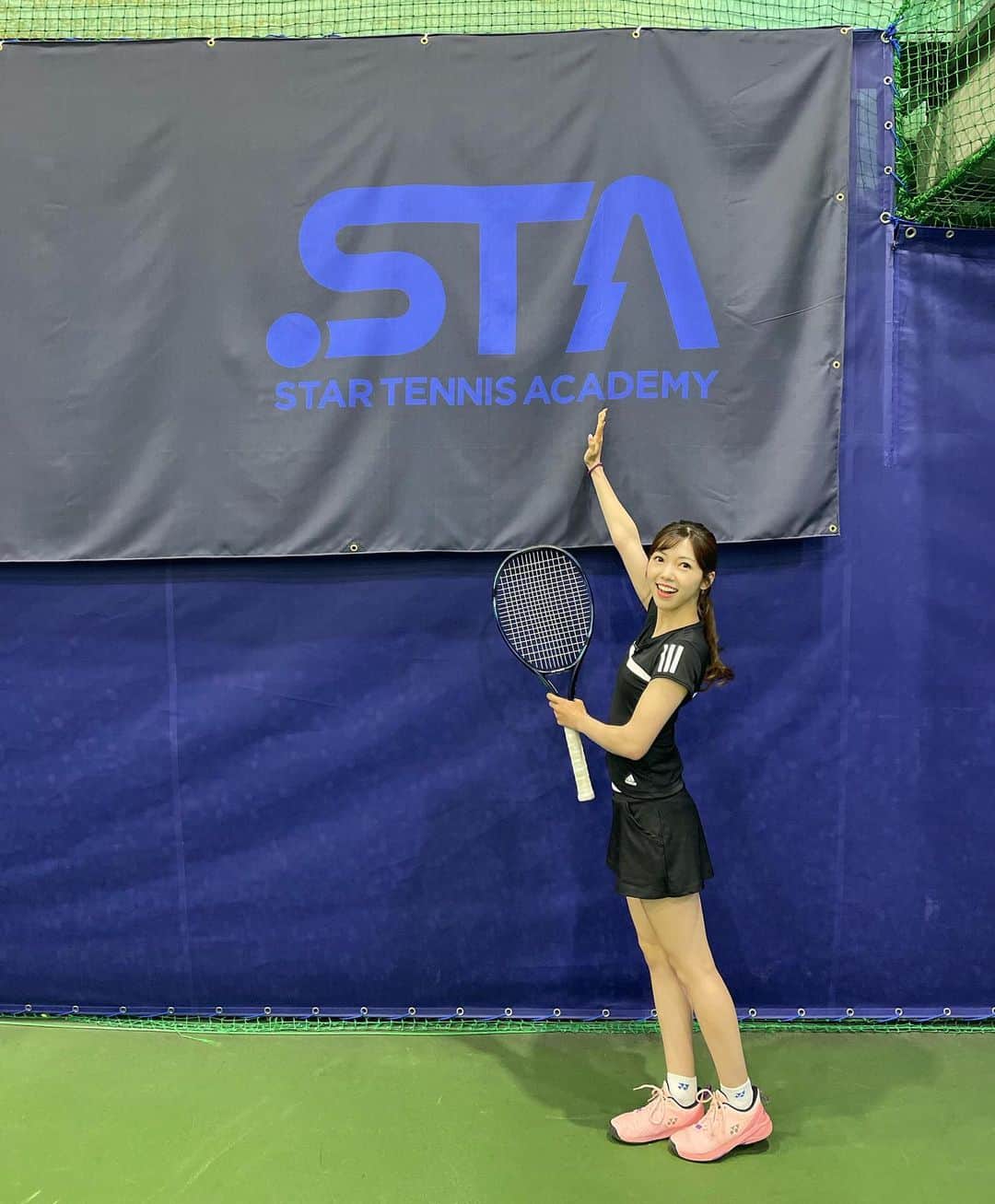 川又智菜美のインスタグラム：「先日はスタテニの収録に… #🎾 ⁡ 丸山淳一さんに指導していただけて 本当に貴重な時間でした🥹 杉山愛さんなどを指導されてきた名コーチ！ 一般プレーヤーの私にもフィットする 的確なご指導をしてくださりました…！ 皆さんの参考にもなりますように🙏 ⁡ サーブ編はすでにアップされたので ストーリーズにリンクを貼ってあります🔗 ぜひご覧ください🤍 はーあ、皆さんの反応がドキドキする！！笑 謎に緊張しております… ⁡ この日のウェアはブラックコーデにしてみました🖤 シューズのピンクが差し色になってお気に入り😚 ⁡ #テニス #テニス女子 #tennis」