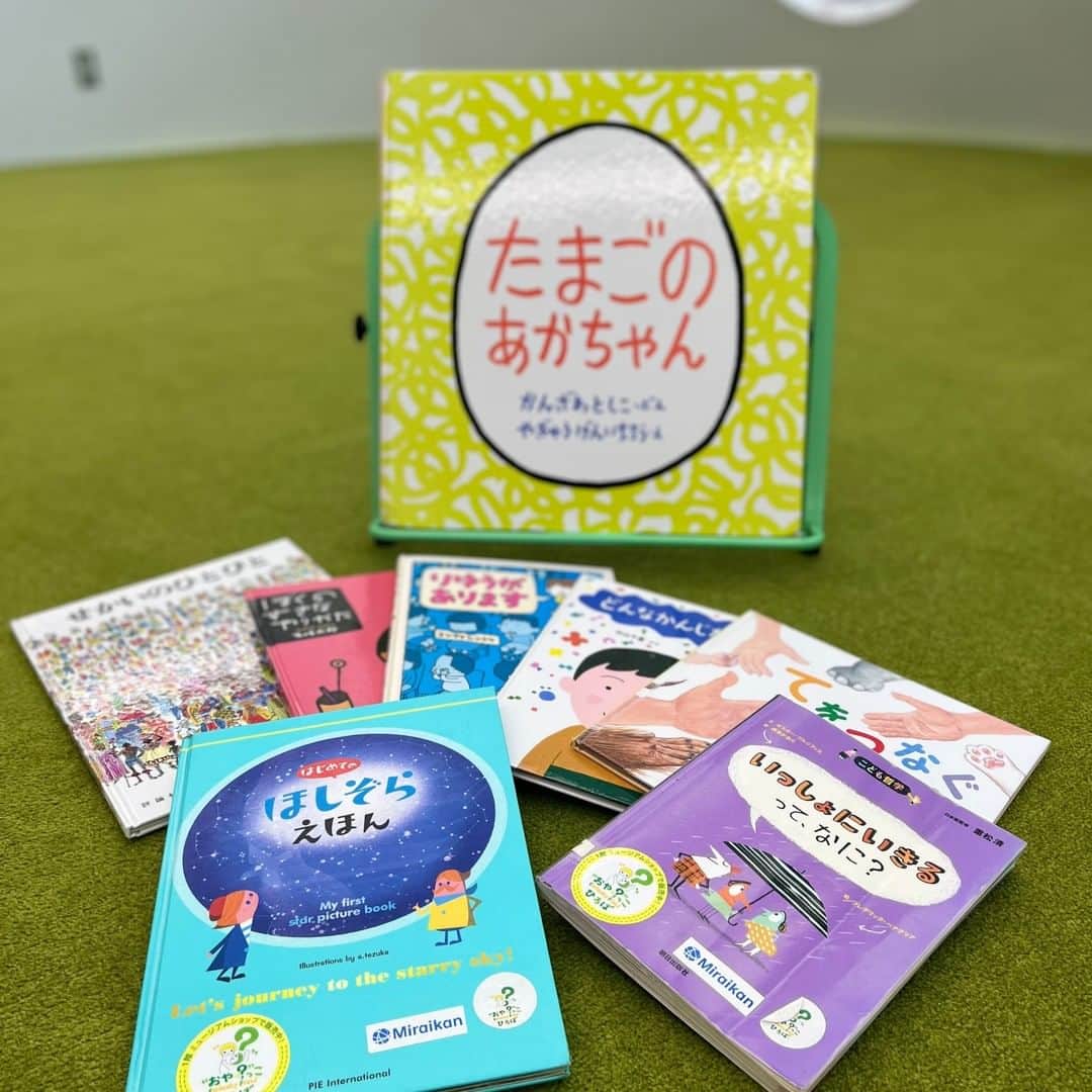 Miraikan, 日本科学未来館さんのインスタグラム写真 - (Miraikan, 日本科学未来館Instagram)「【じっくり読書、いかがですか📖】 今日4/23は「子ども読書の日」📚 また4/23～5/12は「こどもの読書週間」とされているそうで、関連の取り組みを目にした方もいるかもしれません。  体験型の展示を楽しみながら、科学的な「モノの見方」を親子で一緒に体験する無料のスペース「“おや？”っこひろば」にも、子どもはもちろん、大人にも読んでほしい絵本や図鑑などを置いています。  GWは体を使って遊んだり、じっくり本を読んだりしながら、“おや？”っというひらめきをみつけてみてはいかがでしょうか👀  ▼「“おや？”っこひろば」 45分間の入れ替え制。利用をご希望の方は、ご来館当日に3階「“おや？”っこひろば」の入り口へ直接おこしください(先着順。事前予約はできません。土日祝および混雑日は整理券を配布します)。  #読書 #絵本 #本好き #本棚 #日本科学未来館 #未来館 #Miraikan #科学館 #sciencemuseum #親子でお出かけ #親子で楽しめる #こどもとおでかけ #子供と遊ぶ #お台場 #東京テレポート駅 #東京国際クルーズターミナル駅 #テレコムセンター駅 #ゴールデンウィーク #gw」4月23日 12時01分 - miraikan
