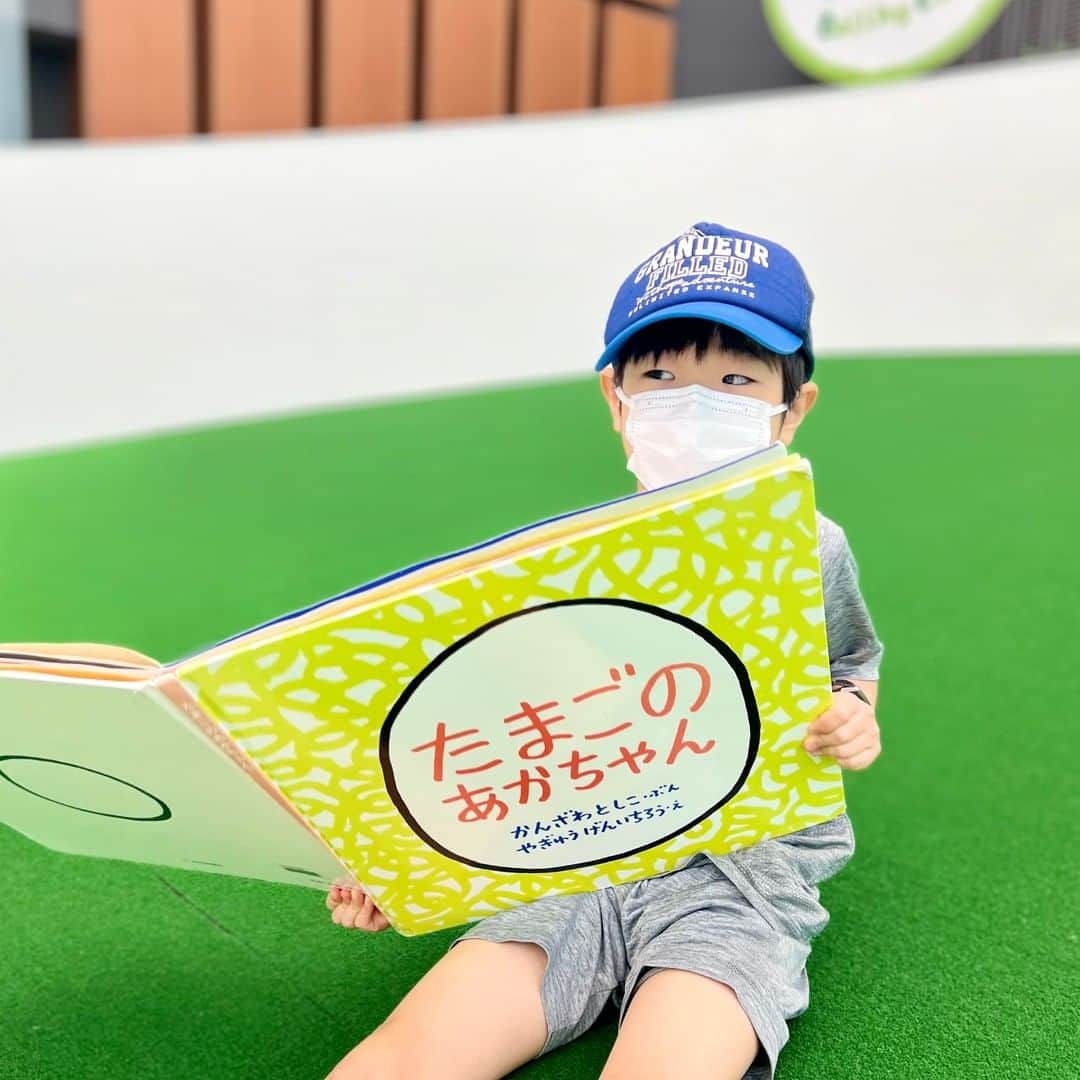 Miraikan, 日本科学未来館さんのインスタグラム写真 - (Miraikan, 日本科学未来館Instagram)「【じっくり読書、いかがですか📖】 今日4/23は「子ども読書の日」📚 また4/23～5/12は「こどもの読書週間」とされているそうで、関連の取り組みを目にした方もいるかもしれません。  体験型の展示を楽しみながら、科学的な「モノの見方」を親子で一緒に体験する無料のスペース「“おや？”っこひろば」にも、子どもはもちろん、大人にも読んでほしい絵本や図鑑などを置いています。  GWは体を使って遊んだり、じっくり本を読んだりしながら、“おや？”っというひらめきをみつけてみてはいかがでしょうか👀  ▼「“おや？”っこひろば」 45分間の入れ替え制。利用をご希望の方は、ご来館当日に3階「“おや？”っこひろば」の入り口へ直接おこしください(先着順。事前予約はできません。土日祝および混雑日は整理券を配布します)。  #読書 #絵本 #本好き #本棚 #日本科学未来館 #未来館 #Miraikan #科学館 #sciencemuseum #親子でお出かけ #親子で楽しめる #こどもとおでかけ #子供と遊ぶ #お台場 #東京テレポート駅 #東京国際クルーズターミナル駅 #テレコムセンター駅 #ゴールデンウィーク #gw」4月23日 12時01分 - miraikan