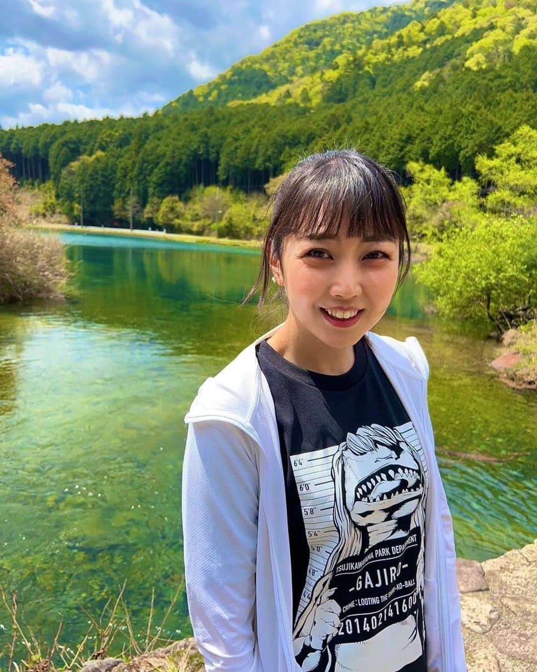 高橋沙織さんのインスタグラム写真 - (高橋沙織Instagram)「兵庫県福崎町の青少年野外活動センターから見える池、本当に綺麗やったなぁ。。  #兵庫県福崎町 #青少年野外活動センター  #アルミカンさおりん #ガジロウtシャツ #ガジロウ #綺麗すぎる #神秘 #田口奥池」4月23日 12時01分 - arumikan_saorin