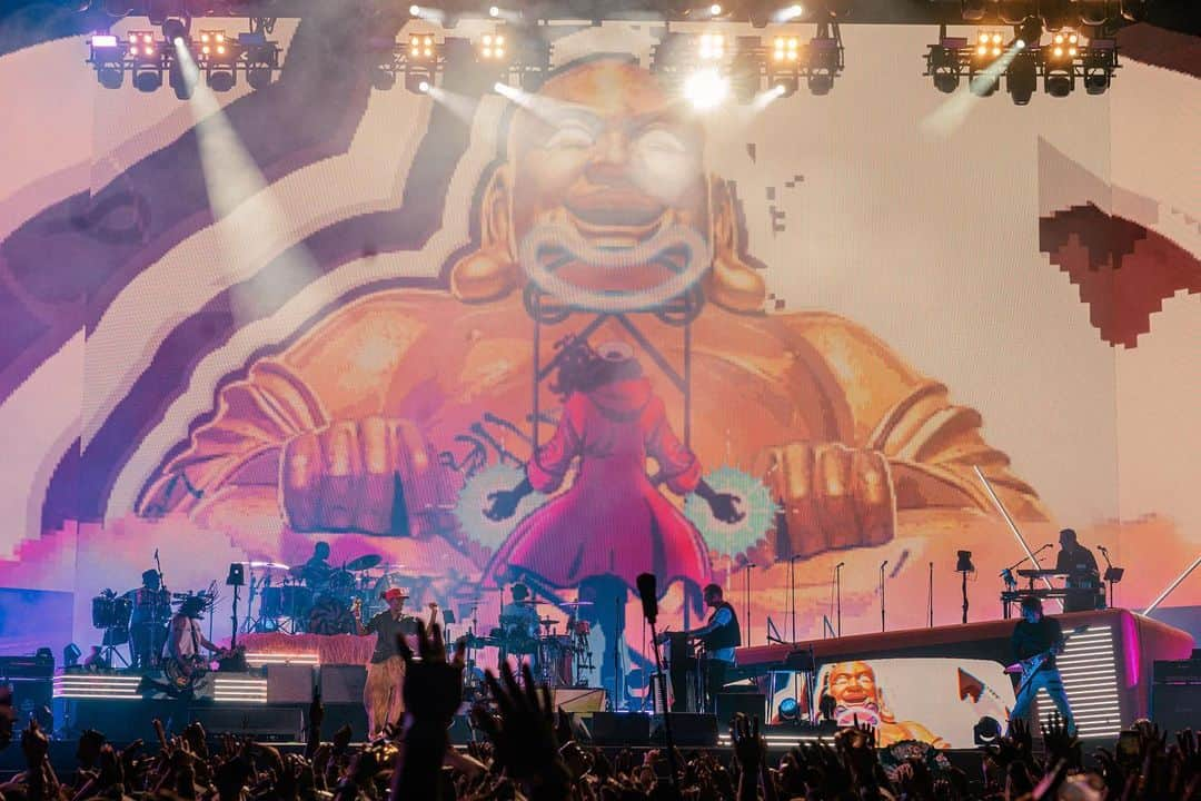 Gorillazさんのインスタグラム写真 - (GorillazInstagram)「That was special @coachella ✨  In order of appearance, thank you @beck @thundercatmusic @badbunnypr @moonchildsanelly @hypnoticbrass @yasiinbey @bootiebrownofficial @littlesimz @delhiero @wearedelasoul @plugwondelasoul @djmaseo   and thank you Dave 💛  Gorillaz family forever 💫  📸 @blairbbrown @poonehghana」4月23日 12時02分 - gorillaz