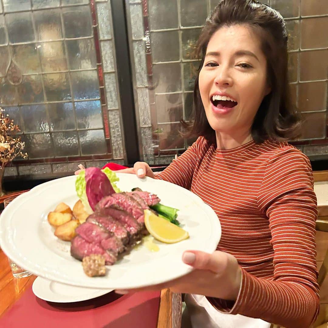 神田愛花さんのインスタグラム写真 - (神田愛花Instagram)「まっったく関係の無い、福岡でお友達とご飯を食べた時の写真なのですが… 今日この後、13:55〜テレビ朝日『有吉クイズ』に出演しています☀️ 福岡で、とっても楽しいロケに参加させてもらいました❗️ 福岡…という共通点で、この写真です💕 日曜日の午後、是非『有吉クイズ』で笑ってお過ごし下さい🤣  #NYC #ニューヨーク #Barbie #バービー #pink #ピンク #テレビ朝日 #有吉クイズ #福岡でロケ #楽しかったー！ #神田愛花」4月23日 12時04分 - aikakanda