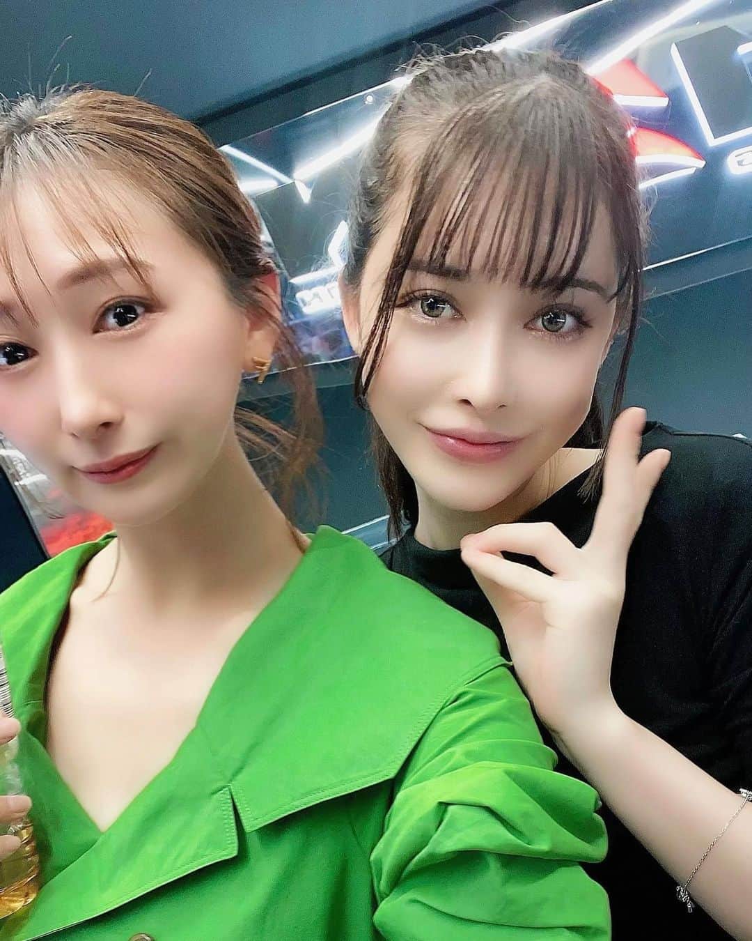 青木まりなのインスタグラム：「💜💙  この前、 RIZIN事務所でキャシーたんと🫶🏼 妹ちゃんみたいにかわいいんだよ🥰  RIZINガール2022の任期もあと少し… はやいな…さみしいな…🥲  　　  そして、笹原さん @sasahara.keiichi から 牛久絢太郎選手と朝倉未来選手の シールをゲットしたよんっ😆✨  みなさんも、RIZINの会場で 笹原さんを見つけたら声かけてゲットしてね🔥  　　 いよいよ…来週4/29（土）は #RIZIN_LANDMARK5 🔥🔥🔥  チケットは完売しておりますが PPVチケットは好評発売中です！ テレビや携帯で観ながら 一緒に盛り上がりましょう〜🙌🏻🔥  PPVの購入はこちらから⏬ https://linktr.ee/rizinlandmarkppv    @rizin_pr  #笹原さんを探せ #アベマでRIZIN 　　 　　 . . .     #RIZIN #RIZINガール #RIZINガール2022 #ラウンドガール #ringgirl #キックボクシング #kickboxing #キックボクシング女子 #筋トレ女子 #筋トレ #トレーニング #ダイエット #training #diet #グラビア #グラビアアイドル #グラドル #ビジョビ #bijobi #gravure #guravureidol #偶像 #性感 #清秀 #性感 #美腿 #그라비아　#화보」