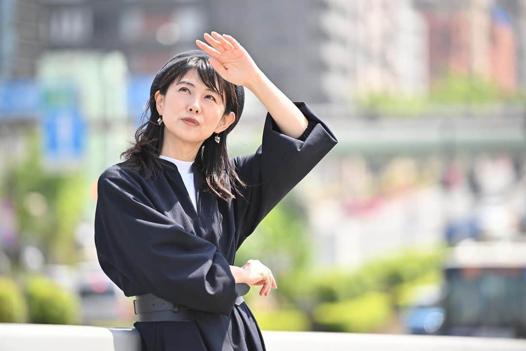 中江有里のインスタグラム：「本日、朝日新聞のWebメディア「好書好日」でエッセイ「開け！本の扉。ときどき野球も」の連載スタートしました。 書評ではなく、日常生活から本の入り口を探すようなエッセイです。 野球の話もちょいちょい挟みます⚾️ 月一連載、よろしくお願いします。  https://book.asahi.com/article/14887071  ストーリーズ、ハイライトにリンクを貼りました。  #中江有里  #本 #野球」