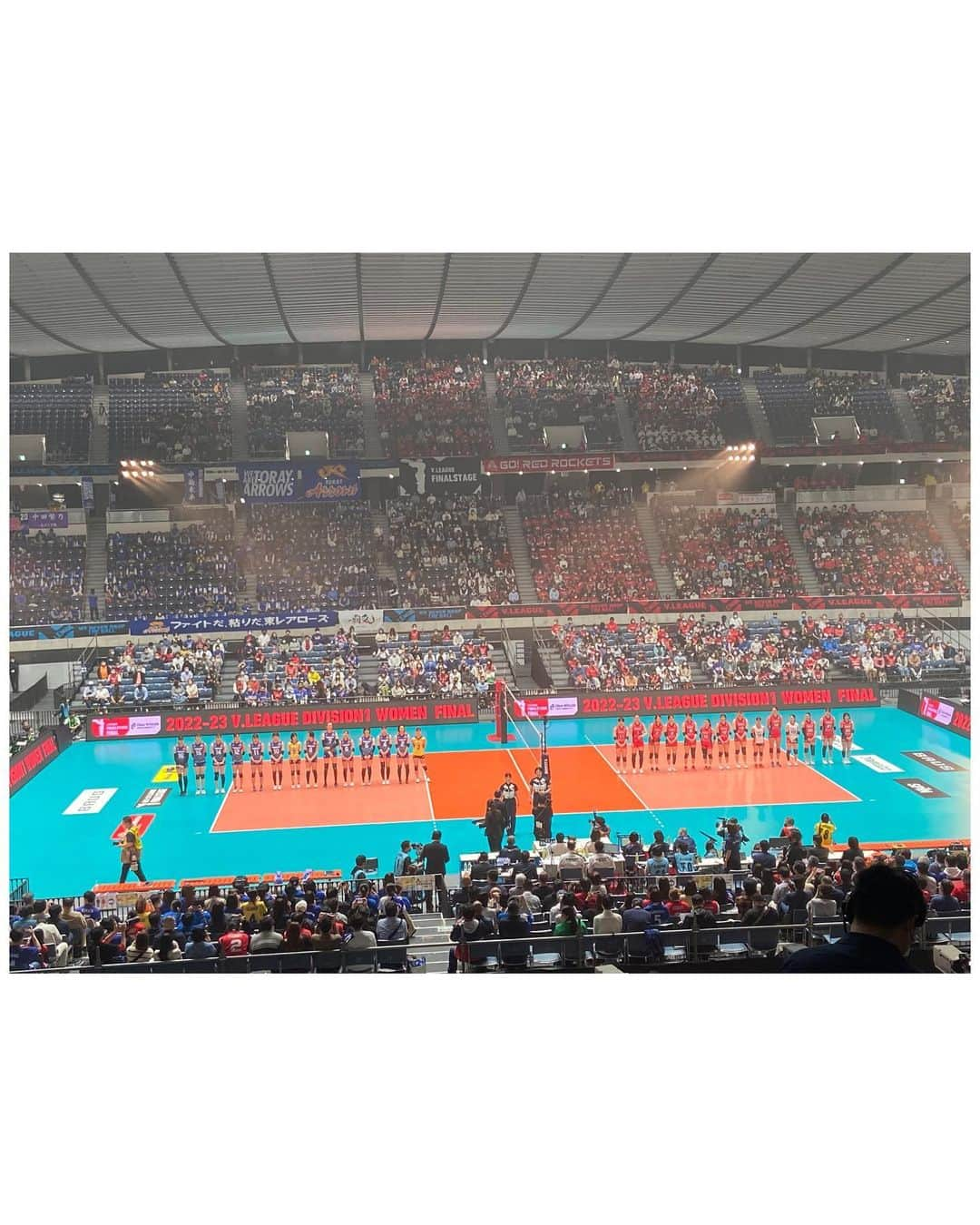 大山未希さんのインスタグラム写真 - (大山未希Instagram)「🏐  2022-23 V.LEAGUE DIVISION1 WOMEN  V.FINAL STAGE FINAL  東レアローズ 　　🆚 NECレッドロケッツ  初バレーボール観戦のふたごも 思わず祈ってしまう試合展開！ （これ本当に何も言ってないのに急にやり出したので わたしもマネしたところ📷笑）  ファイナルにふさわしい 素晴らしい試合展開でした👏  勝つものがいれば負けるものもいる。。  長いシーズンみなさん本当にお疲れさまでした☺️  #東レアローズ #応援 #Vリーグ #vリーグはバレーだよ #バレーボール ↓」4月23日 12時25分 - miki_oyama1003