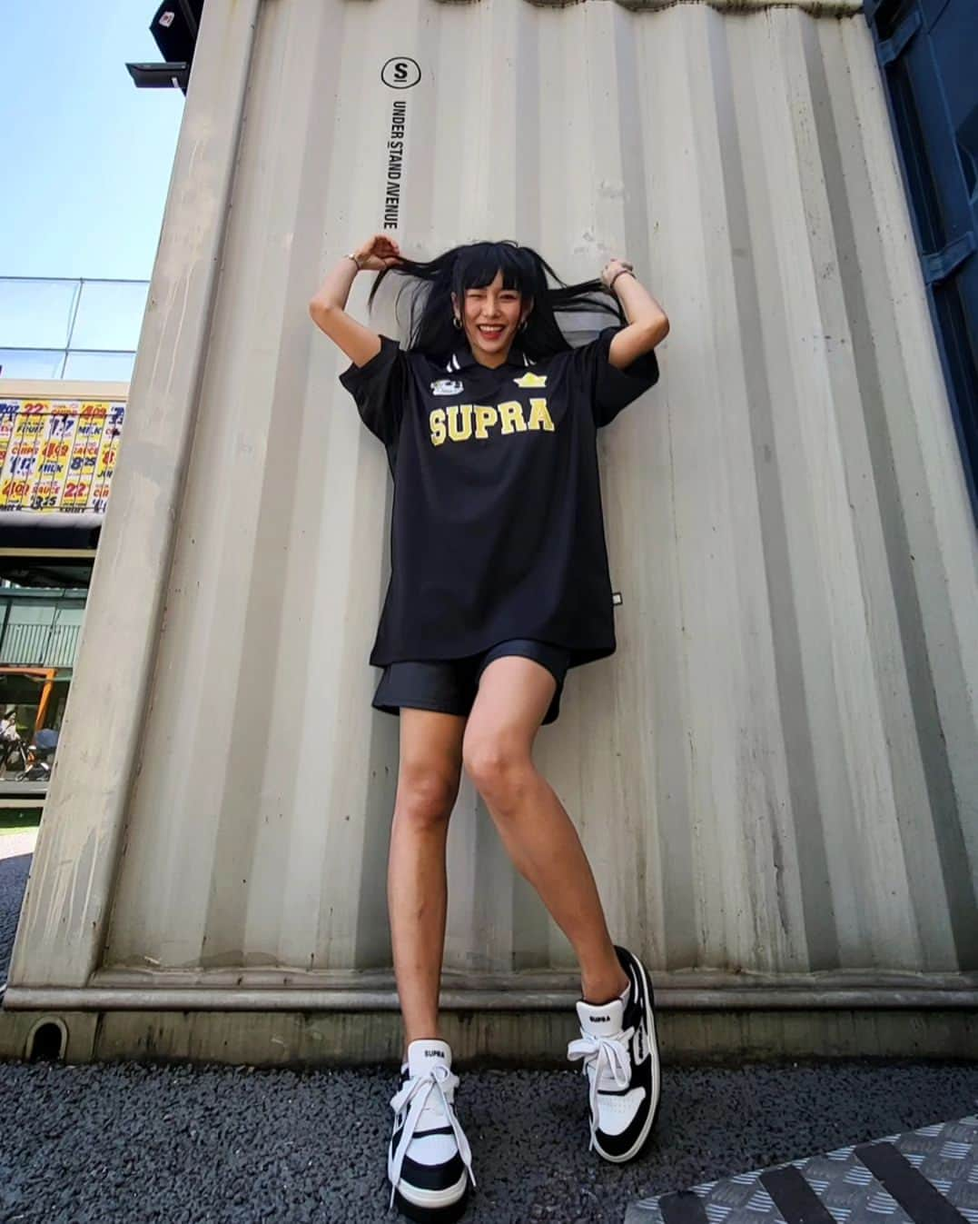 エナ さんのインスタグラム写真 - (エナ Instagram)「LA 프리미엄 브랜드 SUPRA!! 이번에 베이더 로우탑 제품으로 출시된 베이더X 컬렉션!! 4.5cm의 편안한 키높이운동화까지!! 스포츠라이프스타일 어때여?? 저는 상의 M사이즈 신발  230착용 (크게나와서 한치수 작게 신으세요!) #광고 #수프라 #SUPRA #수프라운동화 #수프라반팔티 #베이더X #VAIDERX #suprafootwear #suprashoes #운동화 #운동화추천 #키높이운동화 #스니커즈 #데일리룩 #OOTD」4月23日 12時21分 - eunkyung.shin