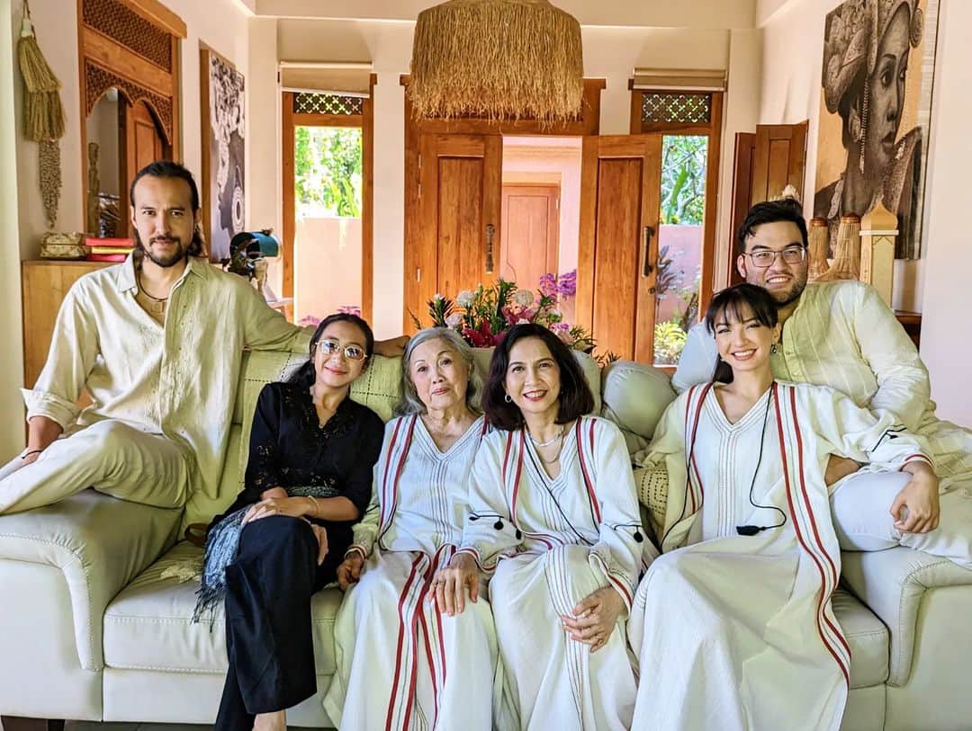 ラライン・シャーのインスタグラム：「Happy Eid Mubarak !  Minal Aidin Walfaidzin, mohon maaf lahir dan bathin from my family to yours🙏🏽  Semoga hari yang istimewa ini membawa berkah, kedamaian dan kebahagiaan❤️  #mandatorypost #idulfitri2023 #1441hijrah」