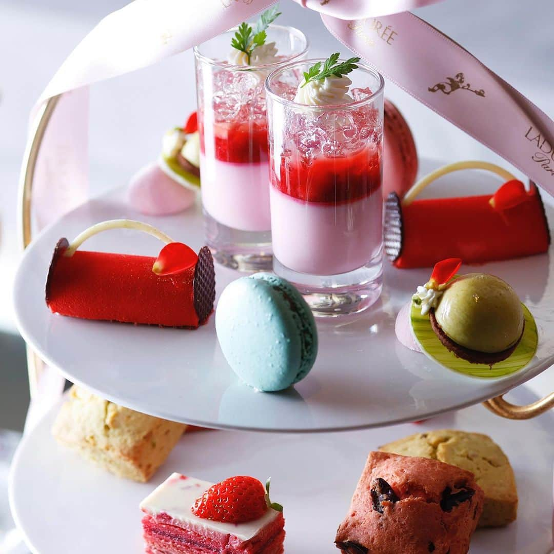 InterContinental Tokyo Bayさんのインスタグラム写真 - (InterContinental Tokyo BayInstagram)「. InterContinental Tokyo Bay is set to serve up a Marie Antoinette-themed afternoon tea in collaboration with Ladurée Paris at New York Lounge from March 1 to May 31. Indulge in a royal afternoon tea set with Laduree’s original black tea “The Marie Antoinette.”  Items on the menu feature the decedent Saint Honoré Rose and 2 kinds of colorful macarons from Ladurée, including an array of hotel-made sweets and delightful savory items using seasonal ingredients. Come and enjoy an elegant afternoon tea with your friends and family.  ニューヨークラウンジでは、3月よりフランスの老舗パティスリー「ラデュレ」とコラボレーションしたストロベリーアフタヌーンティーを提供中です。 フランスのファッションリーダーで今もなお人気の王妃「マリー・アントワネット」をテーマにしたスイーツの数々を揃えました。 ラデュレからは、スペシャルパティスリーとして「サントノレ・ローズ・フランボワーズ」と、フランボワーズ またはテ・マリー・アントワネットのマカロンをラインナップ。 ホテルからは、苺やピスタチオを使った、王妃のバッグや帽子をイメージしたスイーツなどをご用意いたしました。 さらに、ラデュレの紅茶「テ・マリー・アントワネット」を含め、約30種のドリンクがお楽しみいただけます。  こちらのスペシャルなアフタヌーンティーは5月末日までの提供となりますので、ぜひＧＷのお出かけに母の日のプレゼントにいかがでしょうか。  #intercontinentaltokyobay #ホテルインターコンチネンタル東京ベイ #インターコンチネンタル東京ベイ #intercontinental #intercontinentallife #ニューヨークラウンジ #newyorklounge #ラデュレ #laduree #ladurée #パティスリー #マリーアントワネット #マリーアントワネットの世界観 #マリーアントワネットアフタヌーンティー #マリーアントワネットティー #マリーアントワネットのお茶会 #アフタヌーンティー #afternoontea #ヌン活 #アフヌン #アフタヌーンティー巡り #スイーツ巡り #いちご #苺 #イチゴ #🍓 #ストロベリー #strawberry #ストロベリーアフタヌーンティー #苺スイーツ」4月23日 12時34分 - intercontitokyobay