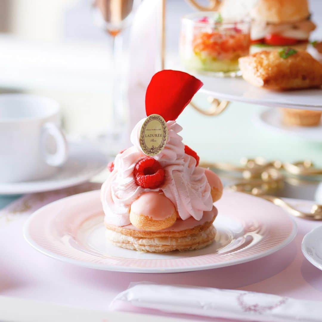 InterContinental Tokyo Bayさんのインスタグラム写真 - (InterContinental Tokyo BayInstagram)「. InterContinental Tokyo Bay is set to serve up a Marie Antoinette-themed afternoon tea in collaboration with Ladurée Paris at New York Lounge from March 1 to May 31. Indulge in a royal afternoon tea set with Laduree’s original black tea “The Marie Antoinette.”  Items on the menu feature the decedent Saint Honoré Rose and 2 kinds of colorful macarons from Ladurée, including an array of hotel-made sweets and delightful savory items using seasonal ingredients. Come and enjoy an elegant afternoon tea with your friends and family.  ニューヨークラウンジでは、3月よりフランスの老舗パティスリー「ラデュレ」とコラボレーションしたストロベリーアフタヌーンティーを提供中です。 フランスのファッションリーダーで今もなお人気の王妃「マリー・アントワネット」をテーマにしたスイーツの数々を揃えました。 ラデュレからは、スペシャルパティスリーとして「サントノレ・ローズ・フランボワーズ」と、フランボワーズ またはテ・マリー・アントワネットのマカロンをラインナップ。 ホテルからは、苺やピスタチオを使った、王妃のバッグや帽子をイメージしたスイーツなどをご用意いたしました。 さらに、ラデュレの紅茶「テ・マリー・アントワネット」を含め、約30種のドリンクがお楽しみいただけます。  こちらのスペシャルなアフタヌーンティーは5月末日までの提供となりますので、ぜひＧＷのお出かけに母の日のプレゼントにいかがでしょうか。  #intercontinentaltokyobay #ホテルインターコンチネンタル東京ベイ #インターコンチネンタル東京ベイ #intercontinental #intercontinentallife #ニューヨークラウンジ #newyorklounge #ラデュレ #laduree #ladurée #パティスリー #マリーアントワネット #マリーアントワネットの世界観 #マリーアントワネットアフタヌーンティー #マリーアントワネットティー #マリーアントワネットのお茶会 #アフタヌーンティー #afternoontea #ヌン活 #アフヌン #アフタヌーンティー巡り #スイーツ巡り #いちご #苺 #イチゴ #🍓 #ストロベリー #strawberry #ストロベリーアフタヌーンティー #苺スイーツ」4月23日 12時34分 - intercontitokyobay