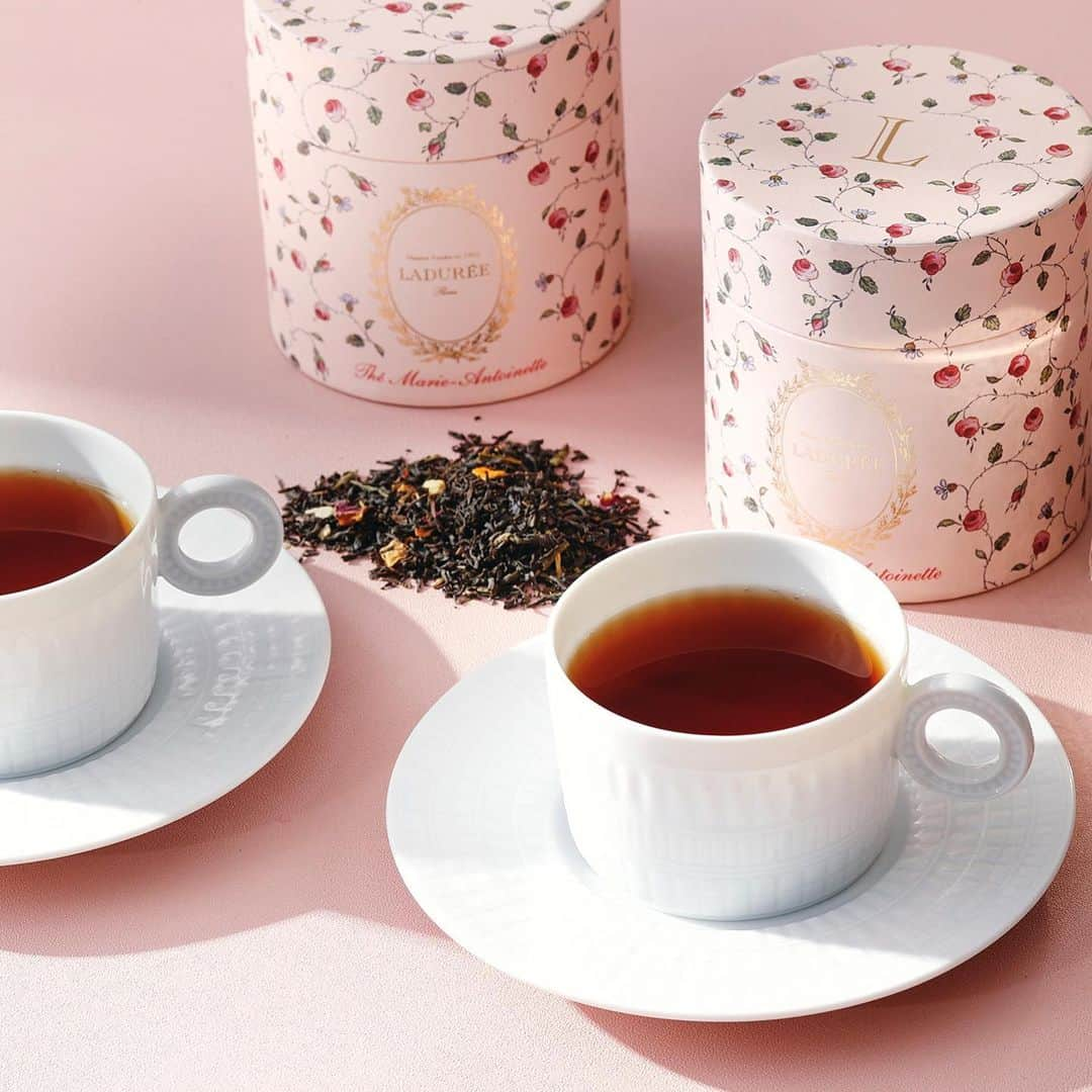 InterContinental Tokyo Bayさんのインスタグラム写真 - (InterContinental Tokyo BayInstagram)「. InterContinental Tokyo Bay is set to serve up a Marie Antoinette-themed afternoon tea in collaboration with Ladurée Paris at New York Lounge from March 1 to May 31. Indulge in a royal afternoon tea set with Laduree’s original black tea “The Marie Antoinette.”  Items on the menu feature the decedent Saint Honoré Rose and 2 kinds of colorful macarons from Ladurée, including an array of hotel-made sweets and delightful savory items using seasonal ingredients. Come and enjoy an elegant afternoon tea with your friends and family.  ニューヨークラウンジでは、3月よりフランスの老舗パティスリー「ラデュレ」とコラボレーションしたストロベリーアフタヌーンティーを提供中です。 フランスのファッションリーダーで今もなお人気の王妃「マリー・アントワネット」をテーマにしたスイーツの数々を揃えました。 ラデュレからは、スペシャルパティスリーとして「サントノレ・ローズ・フランボワーズ」と、フランボワーズ またはテ・マリー・アントワネットのマカロンをラインナップ。 ホテルからは、苺やピスタチオを使った、王妃のバッグや帽子をイメージしたスイーツなどをご用意いたしました。 さらに、ラデュレの紅茶「テ・マリー・アントワネット」を含め、約30種のドリンクがお楽しみいただけます。  こちらのスペシャルなアフタヌーンティーは5月末日までの提供となりますので、ぜひＧＷのお出かけに母の日のプレゼントにいかがでしょうか。  #intercontinentaltokyobay #ホテルインターコンチネンタル東京ベイ #インターコンチネンタル東京ベイ #intercontinental #intercontinentallife #ニューヨークラウンジ #newyorklounge #ラデュレ #laduree #ladurée #パティスリー #マリーアントワネット #マリーアントワネットの世界観 #マリーアントワネットアフタヌーンティー #マリーアントワネットティー #マリーアントワネットのお茶会 #アフタヌーンティー #afternoontea #ヌン活 #アフヌン #アフタヌーンティー巡り #スイーツ巡り #いちご #苺 #イチゴ #🍓 #ストロベリー #strawberry #ストロベリーアフタヌーンティー #苺スイーツ」4月23日 12時34分 - intercontitokyobay