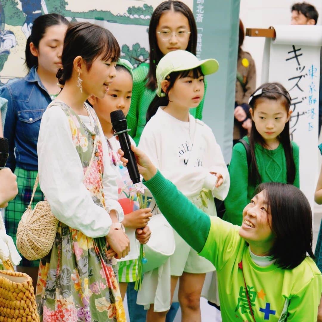 kids_design_schoolさんのインスタグラム写真 - (kids_design_schoolInstagram)「5歳からずっと一緒に学んできた素敵な女の子😊昨日のグリーンカーペットでは、先週の代々木公園のEarth Day Tokyoのブースでゲットしたワンピ、バッグ、イヤリングをつけたスタイリングで登場してくれました。 パパ、ママ、妹ちゃんと家族4人でアースグリーンコーデ☺️素敵親子でした！ 色々な場所で、ご家族皆さんと仲良く楽しい時を一緒に過ごさせていただき✨素敵な思い出が沢山あります。 "地球のために取り組みたいこと"のインタビューにも、丁寧に笑顔で答えられていて素晴らしかったです😊  楽しさやドキドキ、緊張感と興奮、様々な感情を通してこれからも一緒に成長していきましょう🙋‍♀️」4月23日 12時42分 - kids_design_school