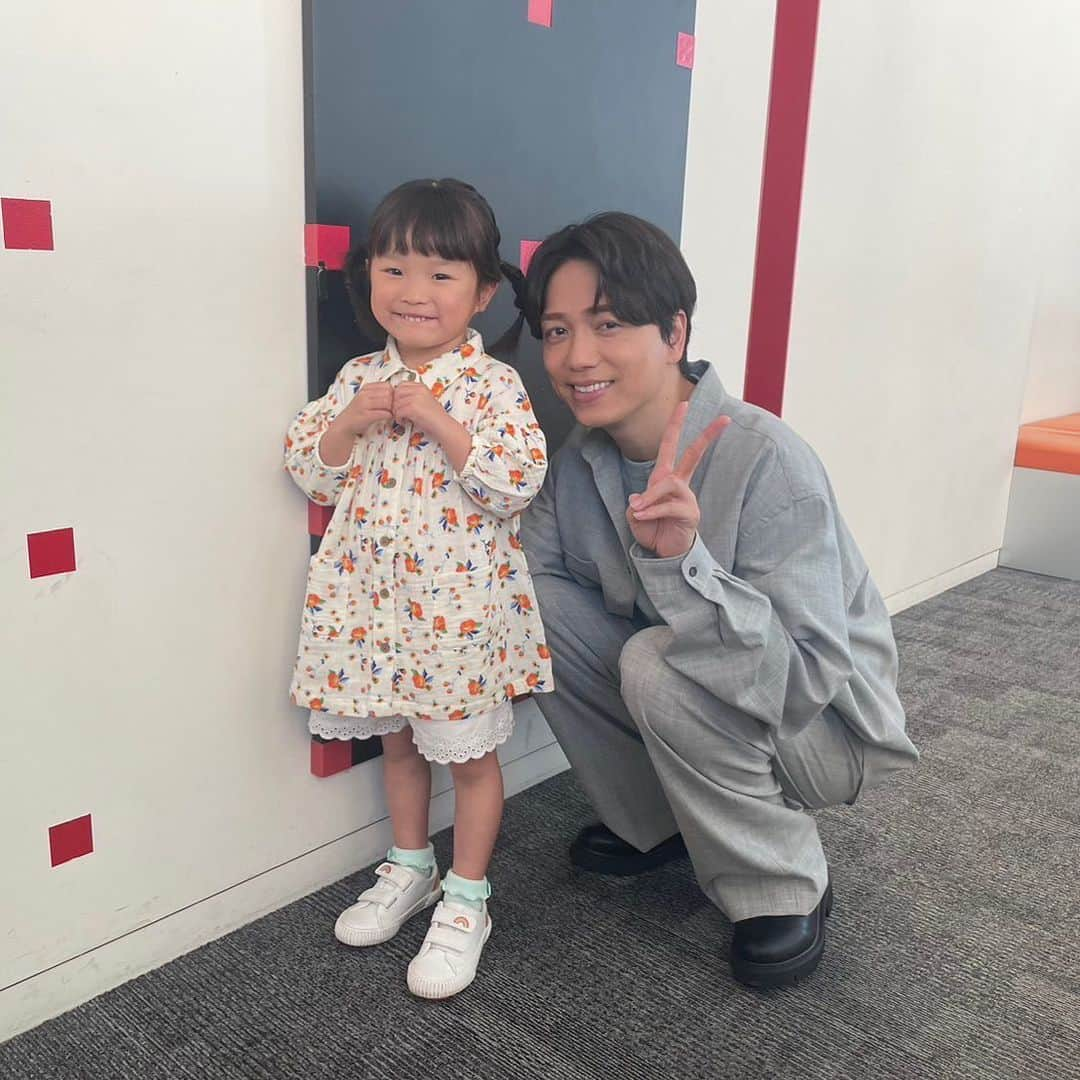 村方乃々佳さんのインスタグラム写真 - (村方乃々佳Instagram)「山崎育三郎さんと✌️ ののちゃん、ひーちゃんと同い年の子がいると聞いて、なんか嬉しい💕 「一緒に写真撮ろう！」って楽屋まで迎えにきてくれました！ 本番は2人で顔を見合わせながら歌っていてあたたかい時間でした🎶  #村方乃々佳 #ののちゃん #ののかちゃん #ののちゃんねる #nonokamurakata #노노카  #nonochan #ニノさん  #日曜日」4月23日 12時38分 - nonochannel555