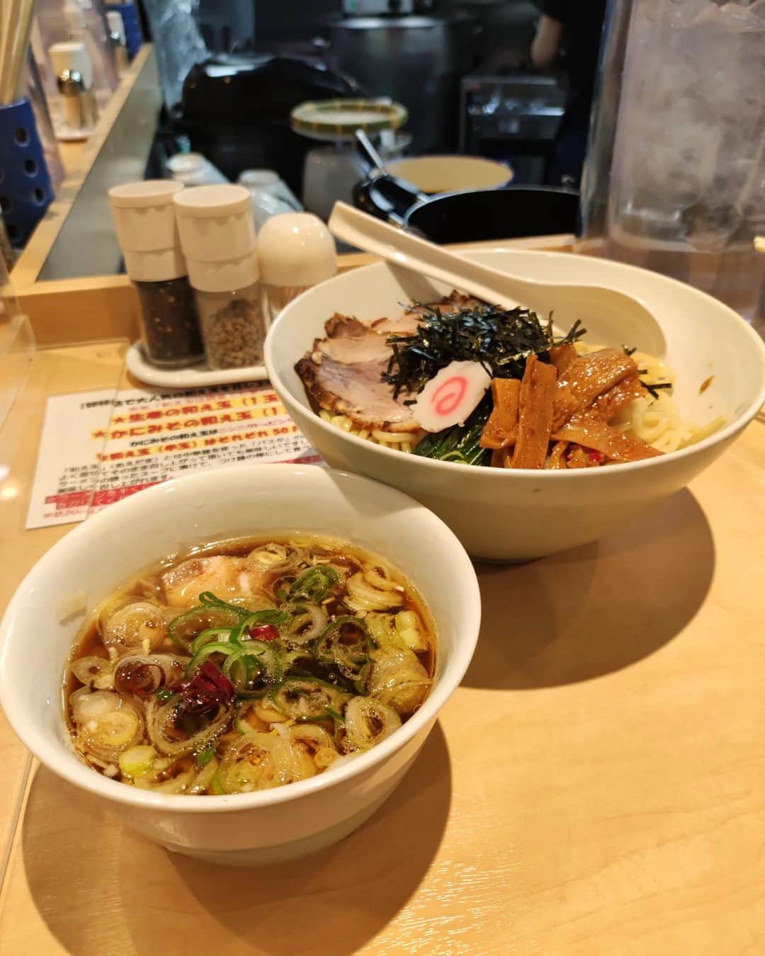 つけMen野郎のインスタグラム：「醤油つけ麺+生姜和え玉 中華そば 結。 遅過ぎず、早過ぎず絶妙な時間に仕事を終えたので結へ。限定麺は売切れていたのでつけ麺。生姜がキリッと効いたつけ汁は味も濃くて好きなやつ。麺はけっこう硬めの仕上がりで、咀嚼が顎にくる。せっかくなので生姜和え玉。こちらはそのままでイケちゃうくらいに味もしっかり。生姜オイルかな、塩ダレで絡まってうまかった。」