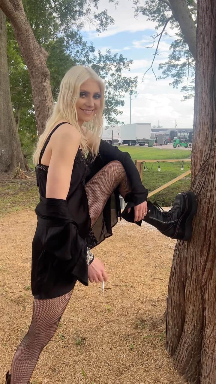 テイラー・モンセンのインスタグラム：「Some highlights from an awesome night in Orlando thanks to @1011wjrr #rockradiorules #earthday #birthday」