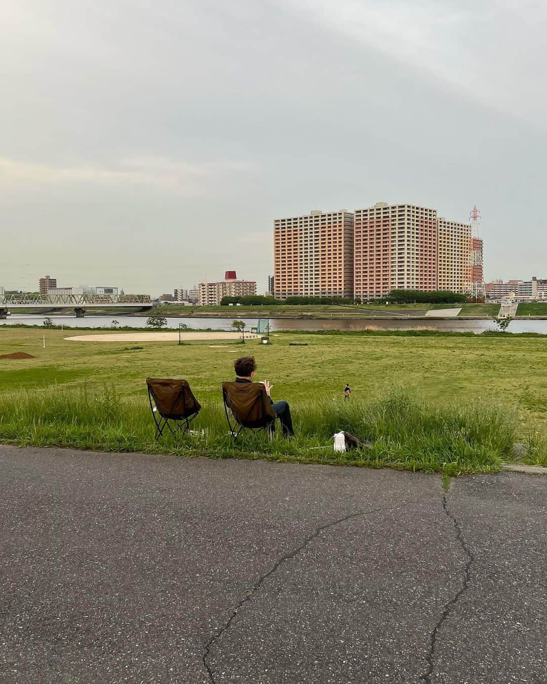 内田朝陽さんのインスタグラム写真 - (内田朝陽Instagram)「焼き魚ピクニックin江戸川 作曲家の大先輩と美味しい探索会🍽 今回は焼き鯖 すっかりお店のファンになってしまいました。 大将が煙の奥で魚を焼いてる姿がカッコ良すぎました。 手作りのお惣菜も優しくて美味しくて。 江戸川で寅さんのサントラ聴きながら、ゆっくり食べました🐟 とても贅沢な時間でした。  #日本食 #弁当屋 #焼き魚 #塩鯖 #炭火焼き  #japan #japanesefood  #bento  #江戸川」4月23日 12時45分 - asahi_uchida