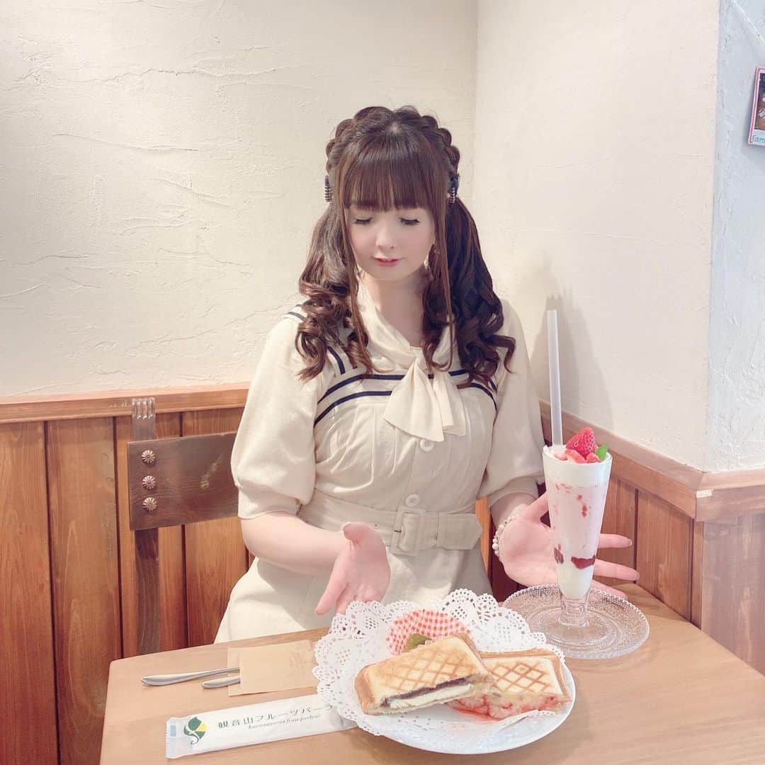 伊藤芽衣のインスタグラム：「いつの日かの原宿ランチ♡  @kannonyama.omotesando さん♡ ⁡ 通りがかるたびに パフェが とても気になっていたのだけど。 ⁡ この日は　 お昼ごはんを 食べたかったので、 ⁡ オープンサンドと 生フルーツシェイク🍓に しました♡ ⁡ しばらく 体力勝負なので、 ⁡ 最近はついつい 甘いもの食べちゃう！ ⁡ お仕事山積みなのですが、 とにかくなにより 元気に乗り切りたい！ ⁡ ビジュアル的には ダイエットもきっと しなくてはいけないのですが＊ ⁡ 食べないと がんばれないタイプなので笑 ⁡ とにかくたくさん食べて がんばります♡ ⁡ ちょっと前までは、 1年に数回の POP UPで 大変だと思っていたのに。 ⁡ 常設店があって、 さらに大阪に 遠征してPOP UPができるなんて、 ⁡ 応援してくださるみなさま 協力してくださるクリエイターさま 頼りになるスタッフメンバー ⁡ とにかくたくさんの方に 支えていただいて 恵まれた環境だと思っています♡ ⁡ いろんなことの 両立は 不器用なめいにとって あわあわしてしまうことばかりですが。 ⁡ 全て感謝して 全力で楽しみたいと思います…！ ⁡ いままで めいち個人のSNSは 後回しにしがちだったのですが。 ⁡ 最近 店舗でなかなか会えないと メッセージをたくさんいただくので、 ⁡ インスタは なるべく更新したいと 思っています♡ ⁡ いつもほんとに ありがとうございます！ ⁡ この日のお洋服は トップス、ジャンスカともに @fi.n.t_official  さんです♡ ⁡ #原宿カフェ #原宿ランチ #観音山フルーツパーラー #フルーツパーラー #まりひめいちご #カフェ巡り #fint  #フィント  #ガーリーコーデ  #クラシカルコーデ」