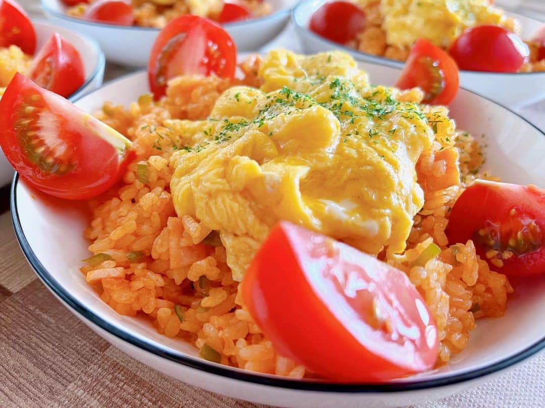 トテンのインスタグラム：「とってもトマトトマトしてますねぇー🍅🍅🍅 ケチャップライスにスクランブルエッグ、追いトマト。  ハムと玉ねぎとピーマンを炒めたらケチャップを加えて、酸味が飛ぶまでよーく煮詰めます(ケチャップの酸味がちょっと苦手です🥺)。  ご飯を加えてまぜまぜしたらお皿に盛って、半熟のスクランブルエッグをまとめて作り、追いトマトしたら出来上がり。  トマトは、私の働くパン屋さん #bakerytoa でも販売している大人気のトマト！酸味が少なくて糖度が高く、まるでデザートみたい😍 @onoya_otani_farm_kawajima やさしい味にお人柄が表れています🥰」