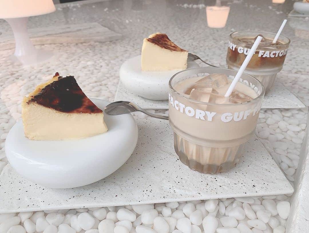 のインスタグラム：「🧀🍓 おしゃカフェ♡ ・ ★GUF TOKYO 水の上に浮かんばせるという洒落具合🐳 しかもバスクチーズケーキが美味すぎたぁぁあ🧀♡たまらん。 ・ ★Place/NE° 4階まであっていちばん上はテラスでオシャレだったぁ♡ 居心地よくてこりゃ長居しちゃう場所だわってなった♡ ・ 最近もっぱらカフェのはしごばっかしてる🪜笑 楽しい趣味🙌🏻❤️‍🔥 #おしゃカフェ　#カフェ巡り  #新大久保カフェ」