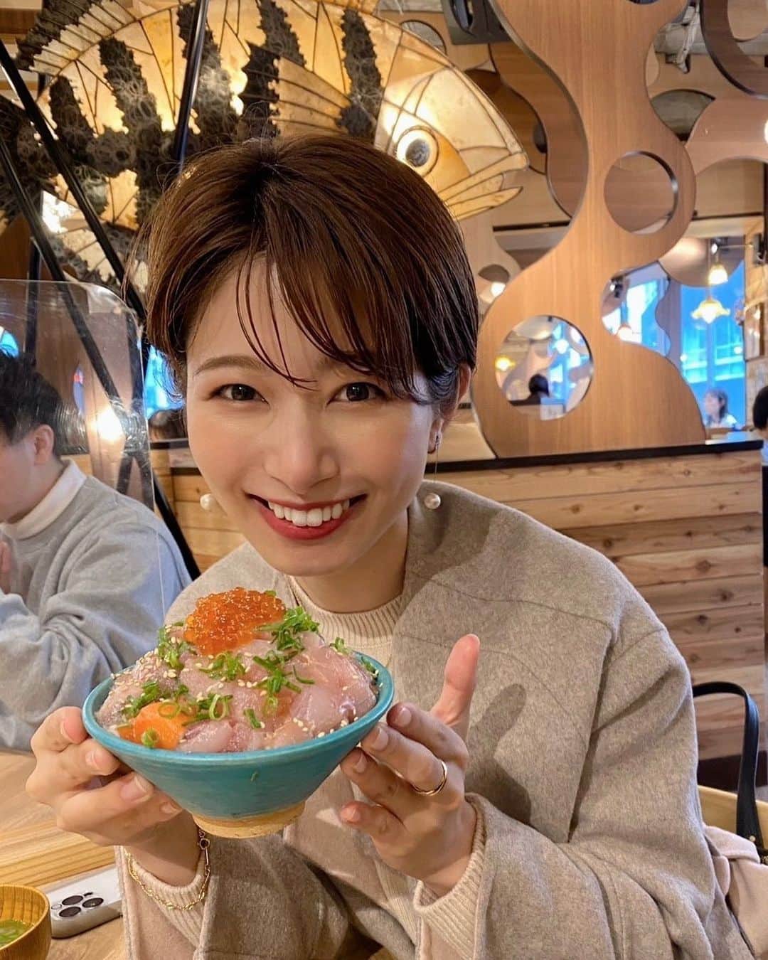 のインスタグラム：「🤤✨  親友と熱海へお出かけ💓  たくさん食べてしゃべって お腹も心も満たされました🫧  #熱海#海鮮丼 #熱海グルメ#お出かけスポット」