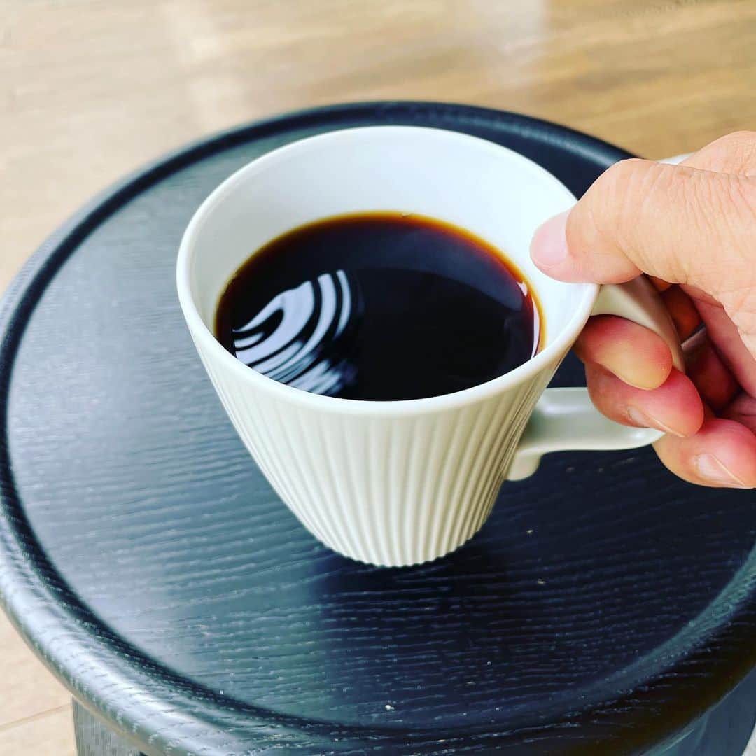 椎名桔平のインスタグラム：「#coffeetime  #freshlybrewedcoffee ここんとこ、 毎日淹れて飲んでます〜 旨いね。😋」