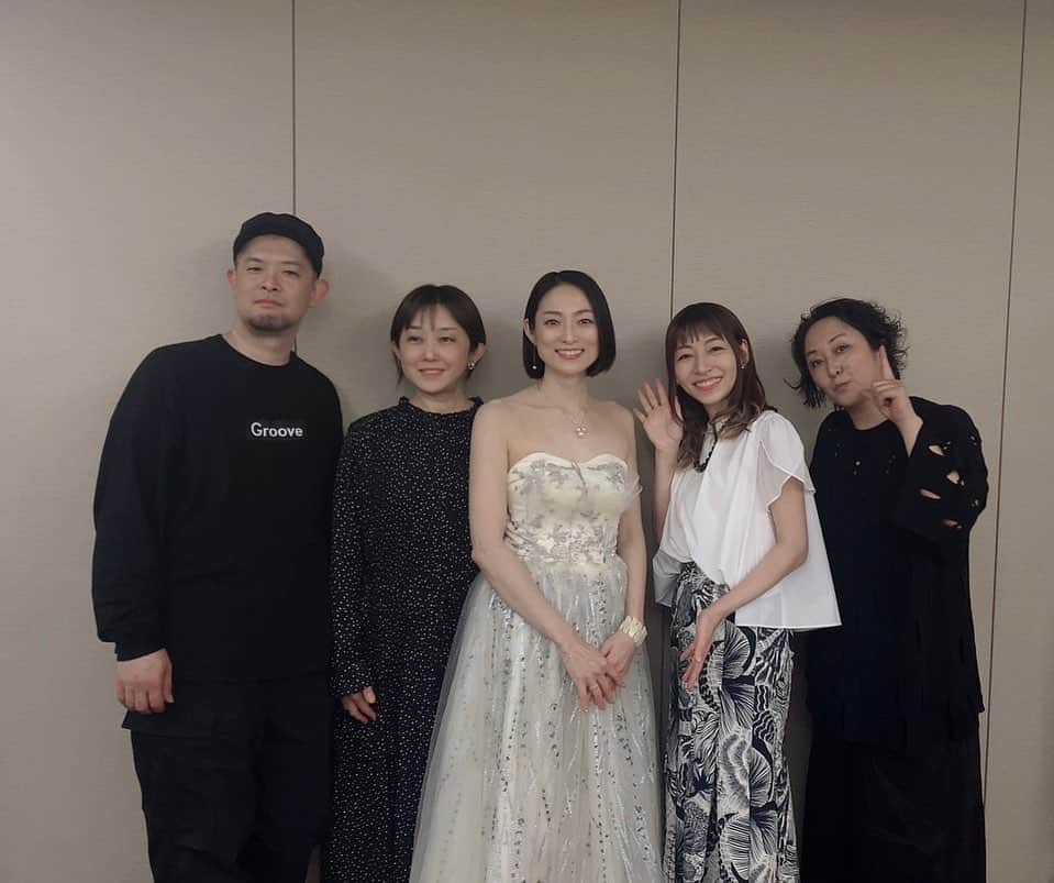 松本英子のインスタグラム：「『 松本英子−Spring Concert 2023 Supported byバン・フォレスト 』  先日、#ニューウェルシティ宮崎 で開催となりましたJOY FMご招待LIVE♪ とても豪華な編成で、多くのお客様の中歌わせていただき本当に感動の１日となりました！！！  あたたかなお客様と最高のバンド、opening actとして演奏下さった #濱田詩朗 さん& #長谷川洋 さん、関わって下さったスタッフの皆様、全員で作り上げた大きなLIVE🎶   そんなコンサートの模様が エフエム宮崎さんで放送となります✨✨✨🎶⭐️なんと１時間の特別番組です！ 是非ともお聴き逃しなく🎧  2023/4/23(日) 19:00-19:55  https://radiko.jp/share/?t=20230423190000&sid=JOYFM #radiko  g.&cho. #オオニシユウスケ key&cho. #大石由梨香 vl. #梶谷裕子 per. #中北裕子  ーset listー  最後の恋 はじまりの旅 あなたを見つめているから ふつおた Beautiful Scene 好きでいい？ 〜朗読〜十六夜 Squall　 おせんたく 君のキスのせいで 思いの花束 白夜 喝采〜この道の先に〜  EN. 祈り灯  #宮崎 #大好き❣️ #バンフォレスト #JOYFM #EDIITA（ドレス）」