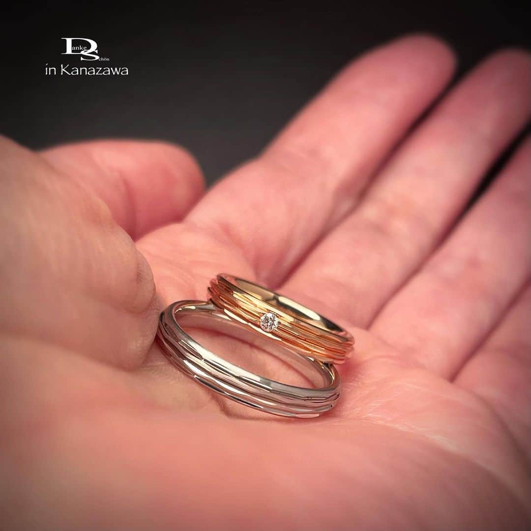 Danke schön ダンケ 金沢 結婚指輪 鍛造さんのインスタグラム写真 - (Danke schön ダンケ 金沢 結婚指輪 鍛造Instagram)「・ ・ ハイ🙌🏻 今日のバウアーさんは これにします。 ・ ・ バウアーの鍛流線が残っている 「鍛造製法」は ・ ・ その後 指輪のデザインを施していく 「切削加工」の際に ・ ・ 凹凸感！ ・ ・ メリハリ感をしっかりと 削り出す利点も生まれる ・ ・ 指輪に対する「耐久性」ばかりを 追い求めている『鍛造製法』ではなく ・ ・ 身につけていて時折 地金の光沢感がキラり✨と光る度に ・ ・ 『結婚指輪』を選んでいた当時の事を 思い出す事が出来る そんな『生涯共に…の指輪』です。 ・ ・ 📷:切削加工の中でも凹モデル ※凸モデルに比べると 切削ビーム(地金の光沢感）は少し控えめ ・ ・ ・ ・ 【鍛造削り出し】 🇩🇪クリスチャンバウアー 専門店 ・ ・ ワンランク上をいくノウハウの クリスチャンバウアーの選び方なら 『Danke schön 』 ・ ・ ・ —— 𝐃𝐚𝐧𝐤𝐞——— ▪︎ Instagramプロフィール 🔜 @danke2005  —————————————————————𝐒𝐜𝐡⍥𝐧——— ・ ・ #クリスチャンバウアー金沢 #鍛造指輪 #鍛造リング #結婚指輪 #結婚指輪オーダー #切削加工 #結婚指輪探し #結婚指輪選び #指輪探し #指輪選び #マリッジリング #結婚指輪金沢 #金沢結婚指輪 #セカンドリング #結婚指輪買い替え #地金屋鍛造 #ブライダルリング #結婚記念日 #ベビーリング #ドイツリング #自分へのご褒美   ------------------------------------------✈︎ ---------  鍛造削り出し 🇩🇪クリスチャンバウアー 専門店 『𝐃𝐚𝐧𝐤𝐞 𝐬𝐜𝐡⍥𝐧』 ・ • 営業時間 am11:00〜pm9:00 • 定休日 : 木曜日 • 駐車場 : 店舗前OK • ご予約 : 優先 ・ ・ ——𝐃𝐚𝐧𝐤𝐞——————————————— ▪︎トップページ 🔜 @danke2005 ———————————————————-𝐒𝐜𝐡⍥𝐧—————」4月23日 13時08分 - danke2005