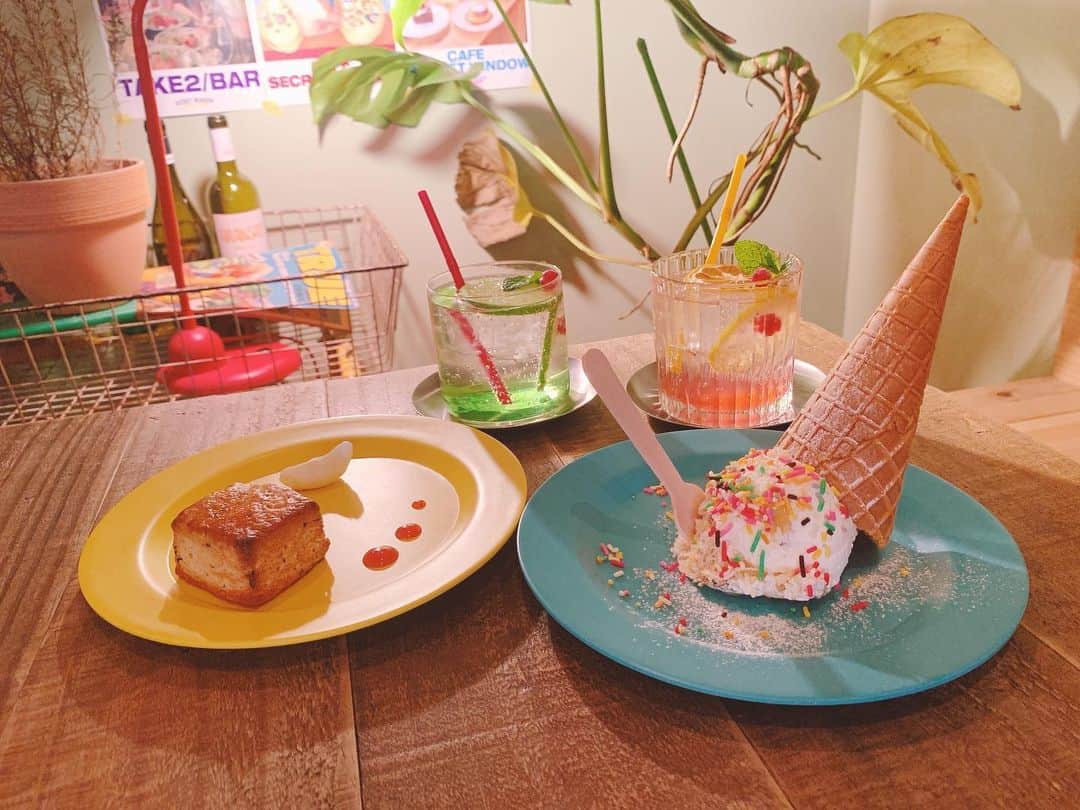 のインスタグラム：「🍦💛💙 in新大久保🫶🏻 お気に入りのカフェなので2度目の訪問(´⸝⸝•·̫•⸝⸝ `‪)🐾 このパキッとした色でアメリカンな感じすごく好き！！！❤️‍🔥 #CafeSecretWindow」