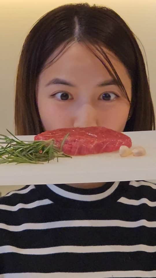 バイトゥーイ・ズワピットのインスタグラム：「เมื่อสามีอยากทานสเต็ก กินได้ก็กิน กินไม่ได้ก็ต้องกินเข้าใจบ่ @pup_potato 🥩」