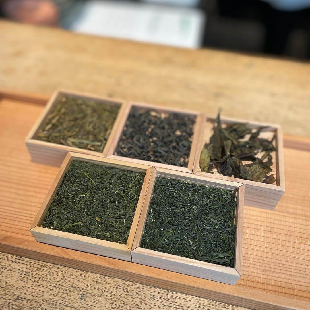 azumiさんのインスタグラム写真 - (azumiInstagram)「本日は午前中から 昔よくここのバーで飲んだ笑　思い出の @higashiyama.studio にて  @saboe_tea の茶学の会へお茶のお勉強 お茶の基礎知識から始まり、5種類のお茶の試飲をさせていただきました🍵 種子島の新茶、宮崎の和紅茶、徳島の阿波番茶がとても美味しくて、和紅茶と阿波番茶は購入して帰宅しました😊 今の時期は新茶を楽しめますね 実家からも届いたのでまたインスタにアップしまーす  ということで、今日はこれから19時〜3時 レコードBAR @a10_ebisu にて @djkawasaki くんと選曲します！ダッシュでレコード選ばなくては！  #azumicha #日本茶 #日本茶アドバイザー #日本茶インストラクター #新茶 #dj #azumidj #higashiyamastudio #茶方會」4月23日 13時15分 - xx_azumi_xx
