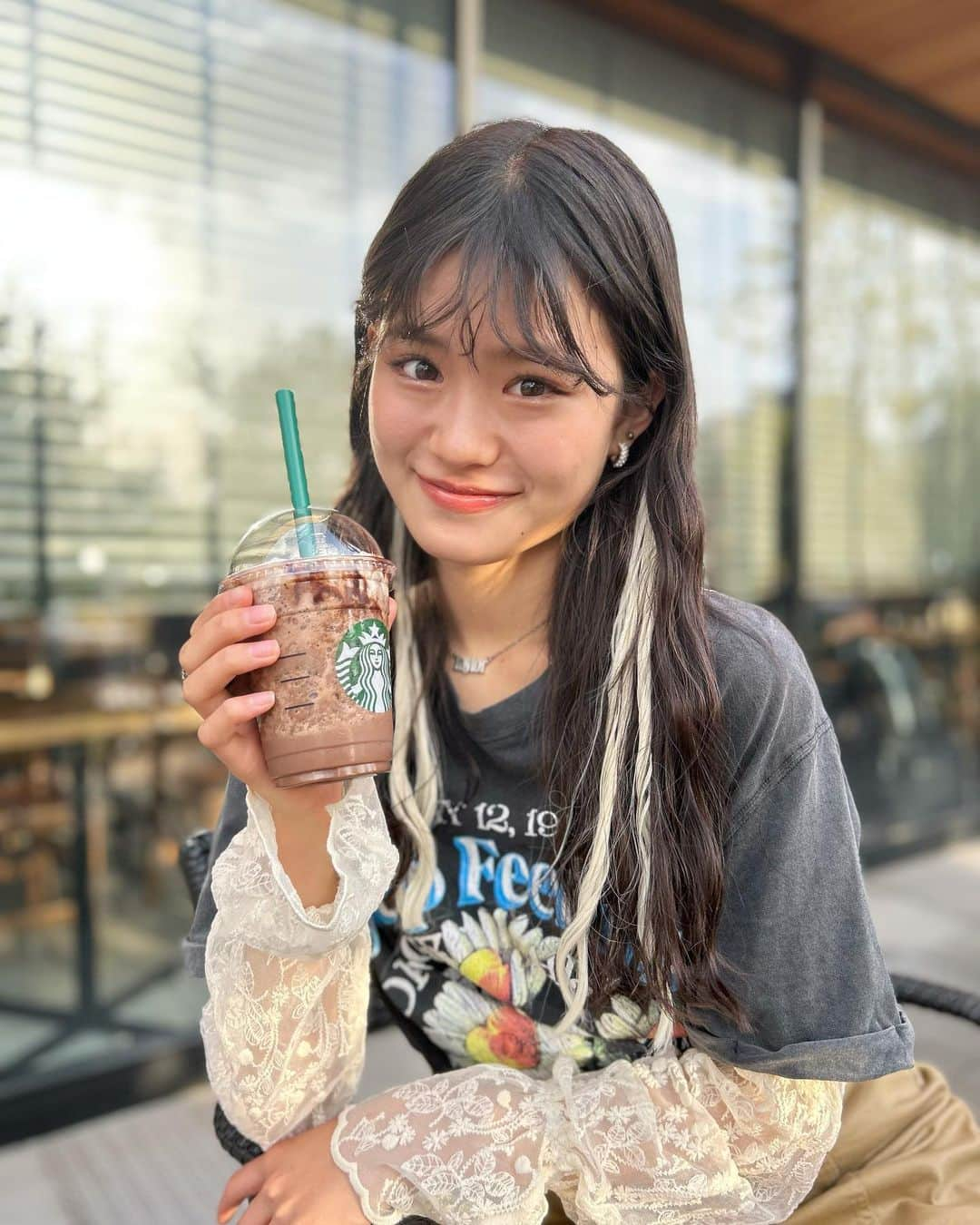 平日菜向さんのインスタグラム写真 - (平日菜向Instagram)「ダークモカチップフラペチーノ❤︎ スタバ大好き🐶」4月23日 13時16分 - taira_hinata