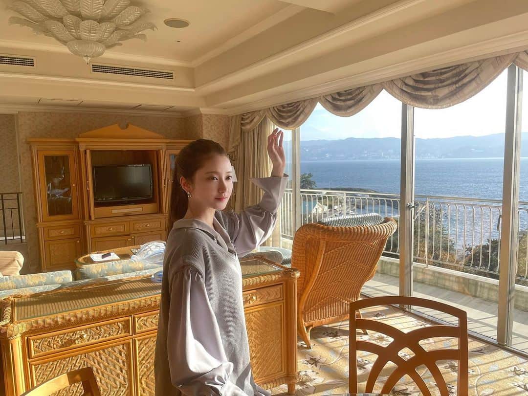 のインスタグラム：「♡  ご報告が少し遅くなってしまいましたが、今年の1月に お付き合いしていた男性と結婚致しました。👰🏻‍♀️💍  YouTubeでもお話しさせていただきましたが、、 Instagramの方へも失礼致します🙇🏻‍♂️  なんともさらっとした報告になってしまいYouTubeで 報告といいつつも、さりげない日を送ったのですが、 そのくらいが心地よかったり。  皆さんのメッセージやコメント、しっかり読みました。💌 たくさん、ありがとうごさいます😢🤍  これからもよろしくね！💓」