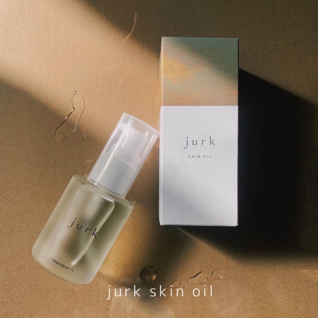 新美歩のインスタグラム：「.  jurk skin oil 🧴🌱  テラヘルツ照射オイル 植物性オイル100％  肌や髪の乾燥から潤いを守る肌馴染みの良い保湿性に優れたオイルです。  紫外線防止効果や、エイジングケア、ウイルスバリア機能も。  香りは精油ミックスでリラックス効果もありながら、フレグランスのような甘さのある上質な香り。  様々なシーンで活躍する万能アイテムです。  ◯髪を潤す美容オイル、スタイリングオイルとして パサつきや乾燥が気になる髪に馴染ませることで潤いのある艶やかな柔らかい髪へと導きます。  ◯スキンケアオイルとして スキンケアの最後に使用することで乾燥から肌を守ります。  ◯頭皮用のマッサージオイルとして シャンプーの前に頭皮に数滴馴染ませながらマッサージすることで、頭皮環境を整え健康的な髪の毛を育みます。  ◯全身のマッサージオイルとして お風呂上がりや、乾燥が気になる際に数滴馴染ませながらマッサージすることで、乾燥から肌を守ります。  全身使える高機能オイル、かなりオススメです💖」