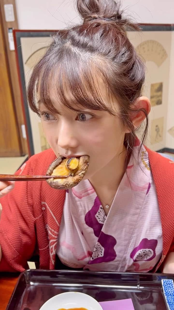 のインスタグラム：「⌇‎ 温泉上がりの、たまりませんな〜！何を食べてるでしょうかっ？😮‍💨♡ ⁡ 長野県戸隠の採れたて！しいたけっ 肉厚でおいしいよ〜！💗 ⁡ ⁡ ________________________________ #長野県 #戸隠 #白金屋 #浴衣」