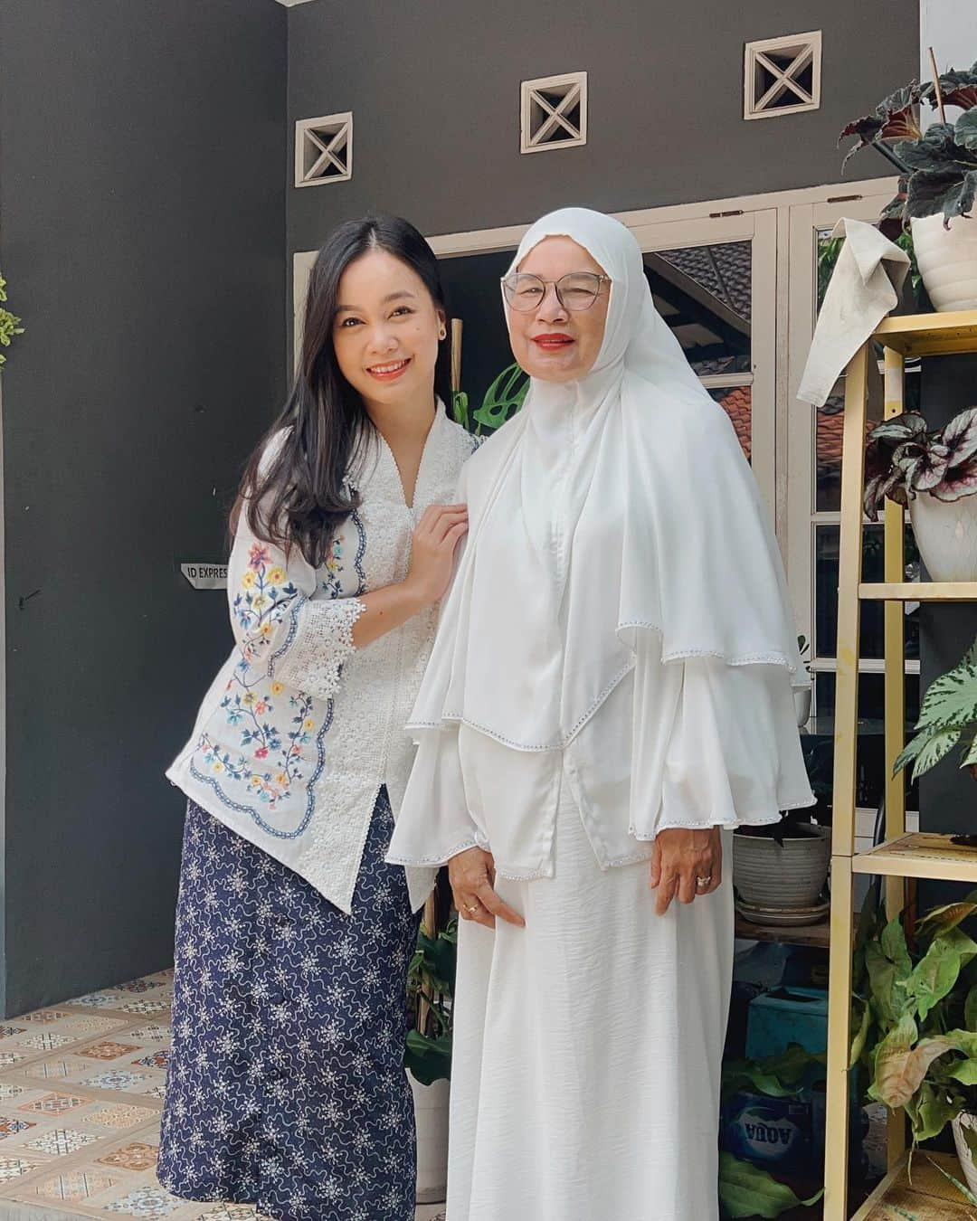 ナディラ・シンディ・ワンタリさんのインスタグラム写真 - (ナディラ・シンディ・ワンタリInstagram)「Hari Kartini dan Idul Fitri yang beriringan, jadi pakaiannya bertemakan kebaya dan kain tapi tetap berwarna putih. Supaya tetap berkesinambungan 🖤  Selamat hari kartini para wanita hebat, dan selamat merayakan indahnya kebersamaan 🖤✨」4月23日 13時23分 - nadilawantari23