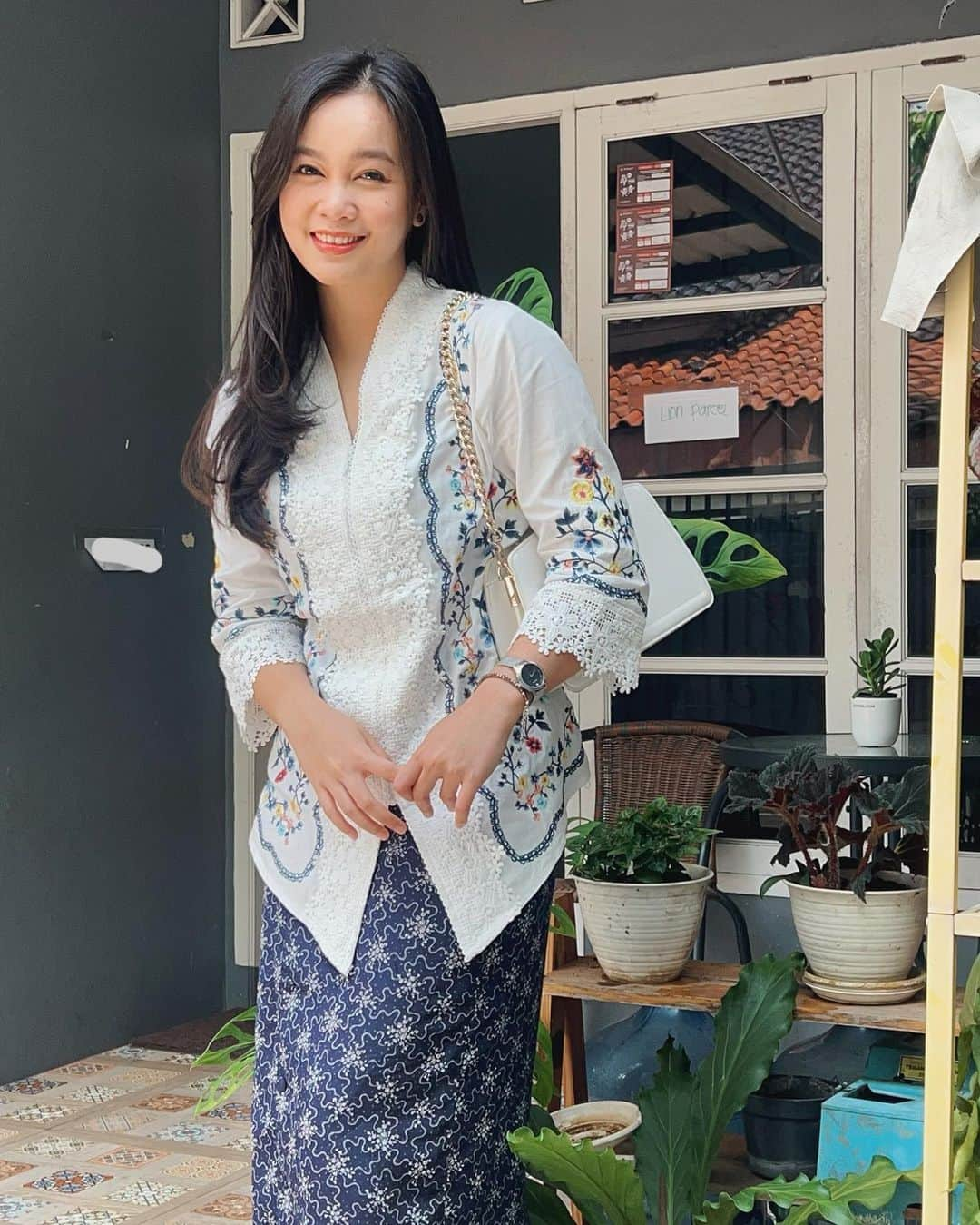 ナディラ・シンディ・ワンタリのインスタグラム：「Hari Kartini dan Idul Fitri yang beriringan, jadi pakaiannya bertemakan kebaya dan kain tapi tetap berwarna putih. Supaya tetap berkesinambungan 🖤  Selamat hari kartini para wanita hebat, dan selamat merayakan indahnya kebersamaan 🖤✨」