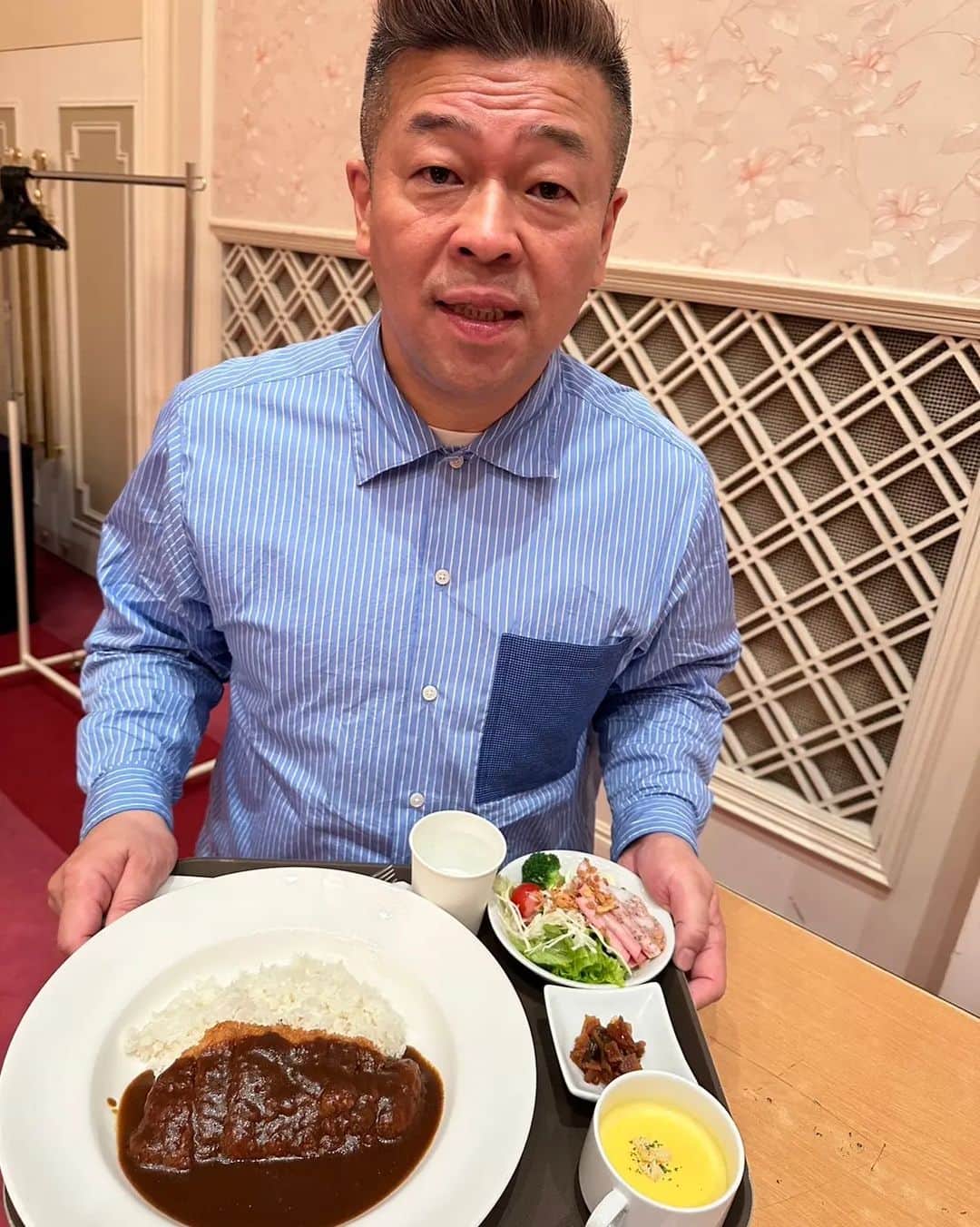 古賀シュウさんのインスタグラム写真 - (古賀シュウInstagram)「先日　太田プロで札幌に営業に行きました！食事をし　仕事を終え　すすきのをぶらりしたら　かわいいバニーちゃんになってました^⁠_⁠^ ありがとう　すすきのガール♪」4月23日 13時28分 - koga_shu
